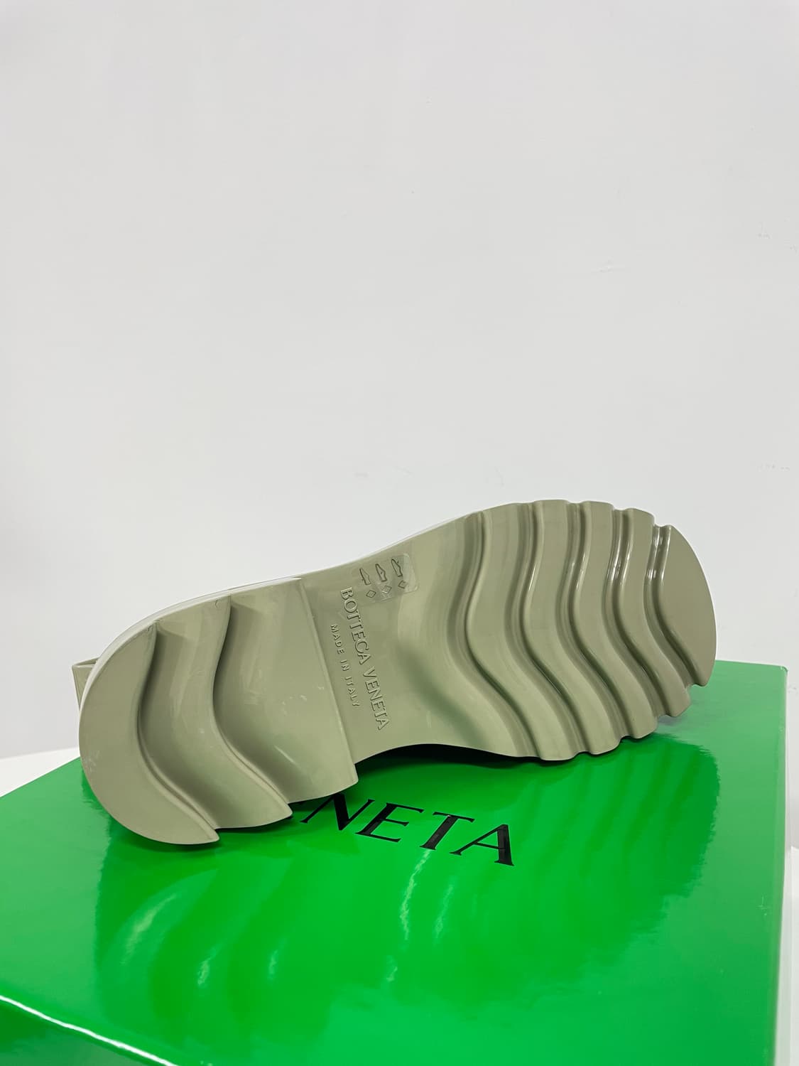 새상품 보테가 베네타 스트라이드 샤이니 러버 앵클 부츠 장화 트래버틴 상품이미지9