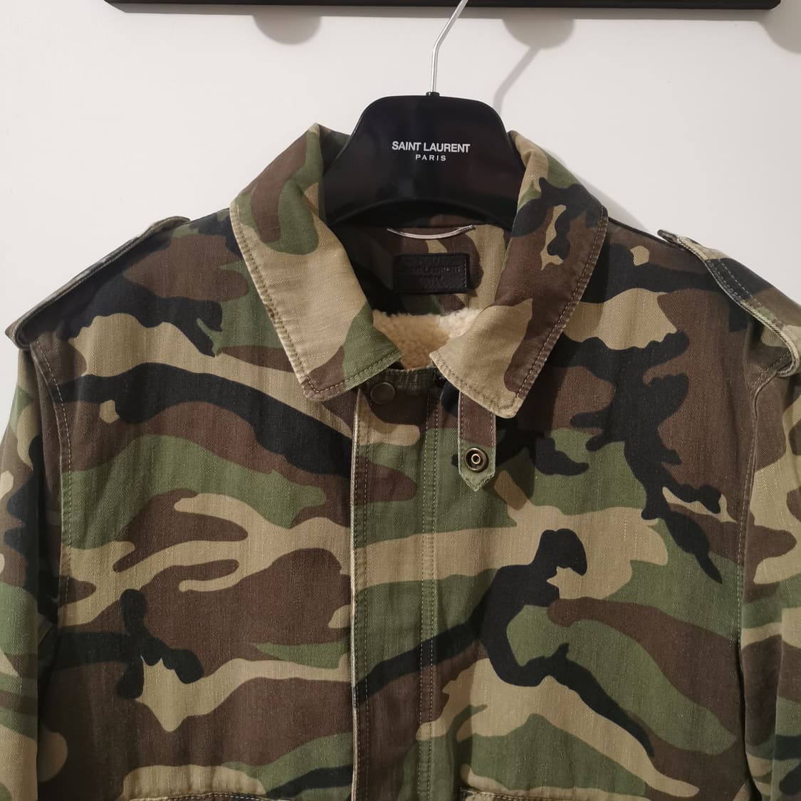 [라이즈 원빈님 착용] 생로랑 19AW 시어링 카모 봄버 자켓 상품이미지4