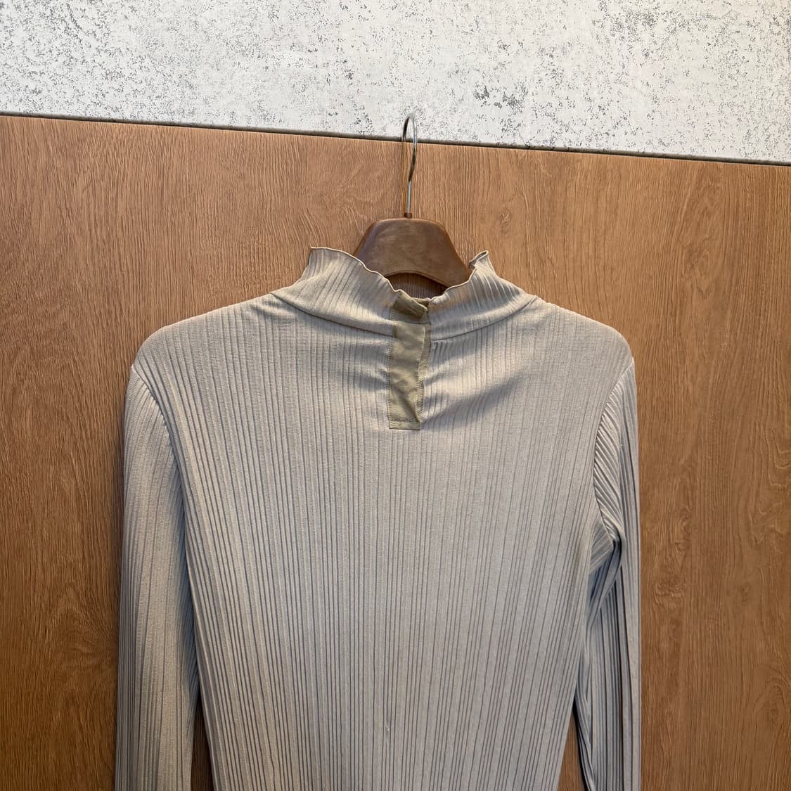 빈티지 하이넥 플리츠 블라우스 하프 스냅 버튼업 디테일 루즈핏 베이지 상품이미지3