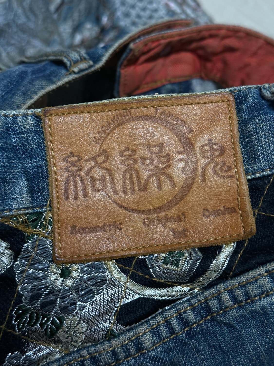 카라쿠리 타마시이 풍신뢰신 자수 데님 팬츠 상품이미지5