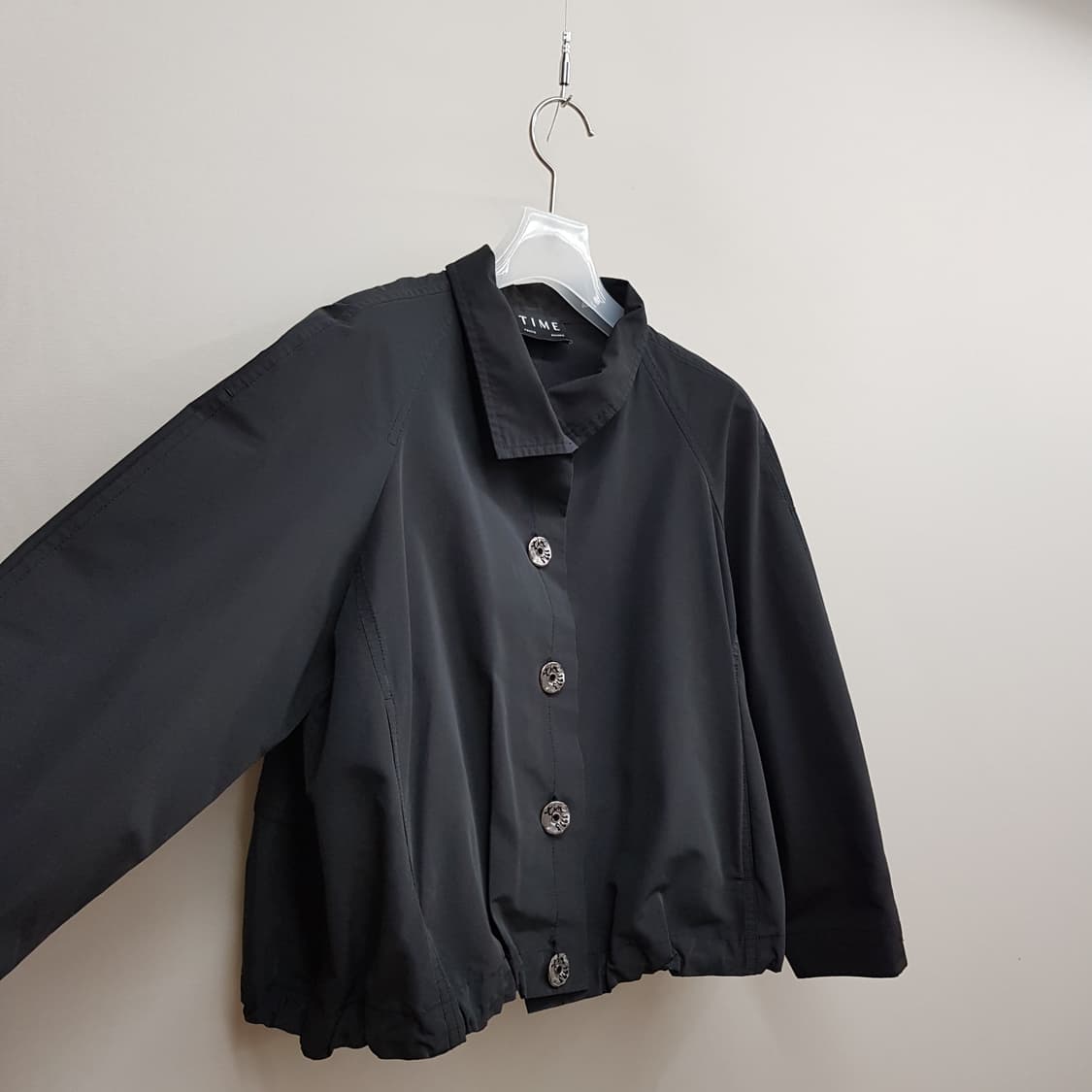 한섬 타임 2022 버튼 포인트 크롭 바람막이 자켓 82-94-160 상품이미지4