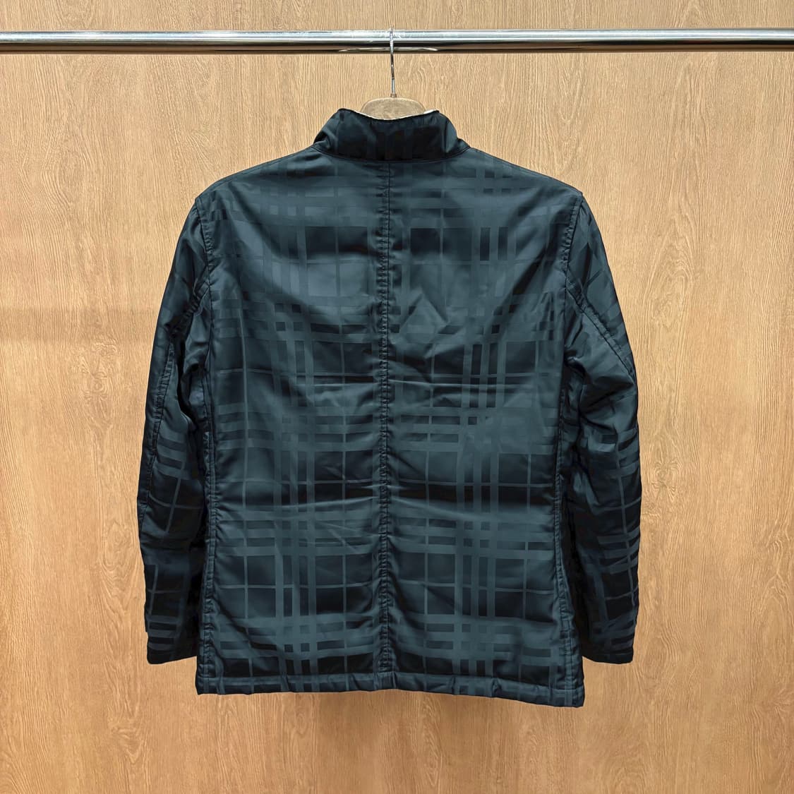 버버리 블랙 라벨 하이넥 패딩 점퍼 톤온톤 체크 패턴 스트랩 디테일 블랙 상품이미지3