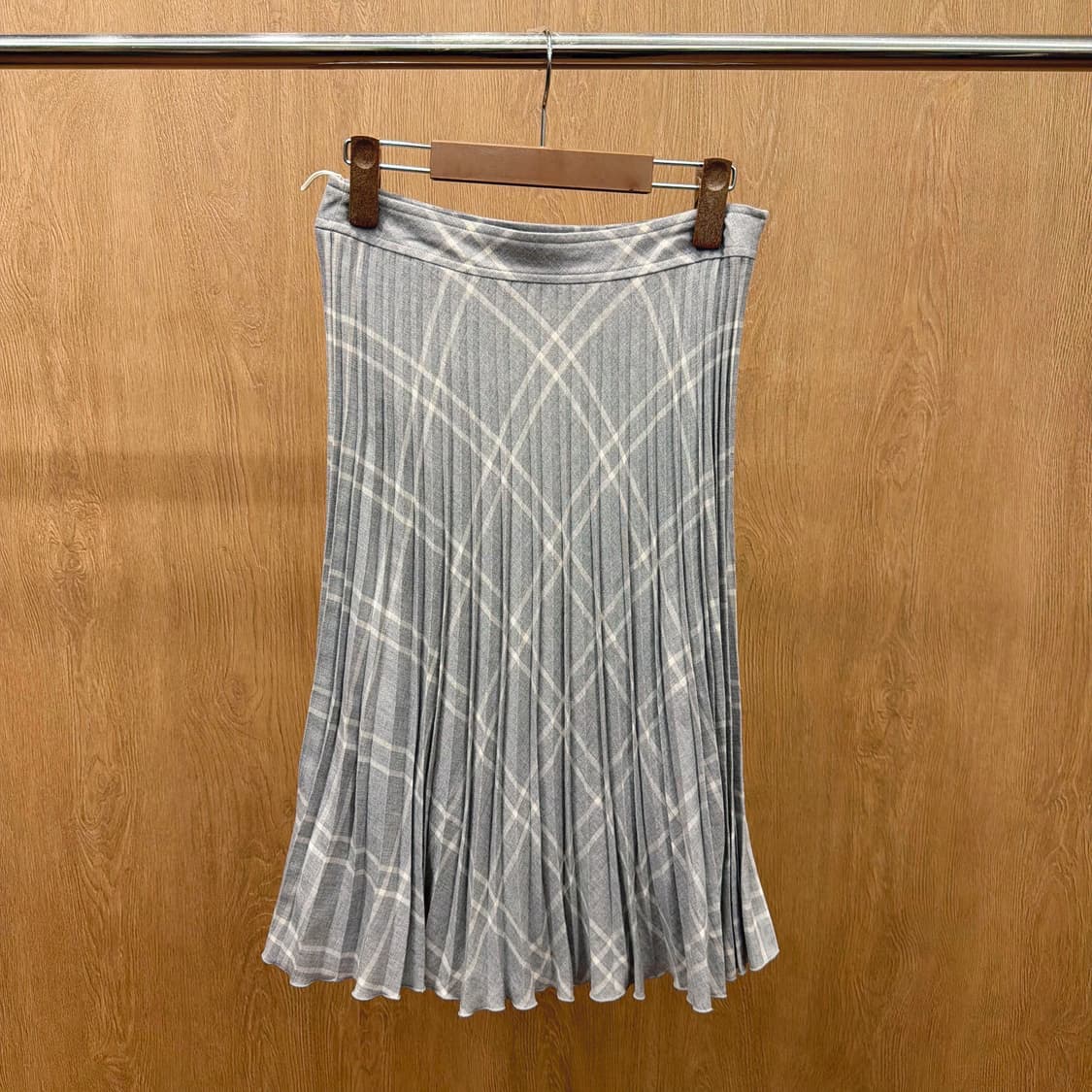 꾸레쥬 롱 플리츠 스커트 체크 패턴 디테일 플레어핏 라이트 그레이 상품이미지2