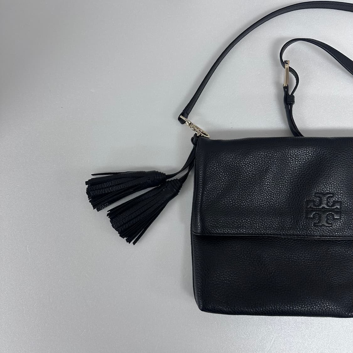 토리버치 블랙 가죽 테슬 크로스백 클러치형 가방 상품이미지2
