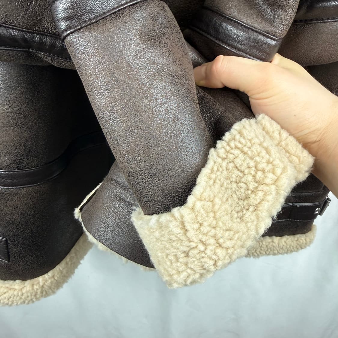 (90) 테이트 버클 포인트 무스탕 점퍼 상품이미지4