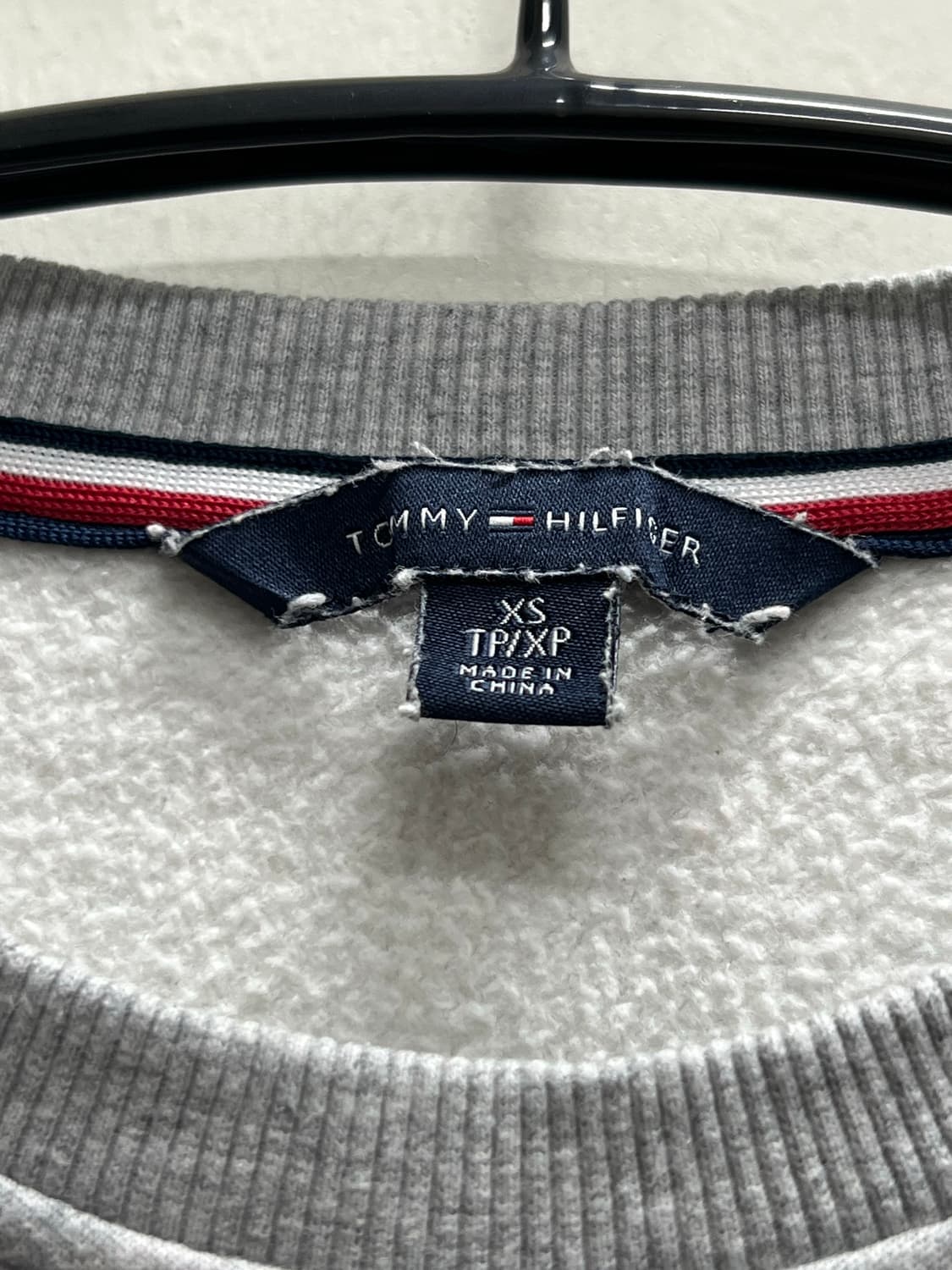 (4) 타미힐피거 우먼스 벨벳 빅로고 맨투맨 그레이 상품이미지4