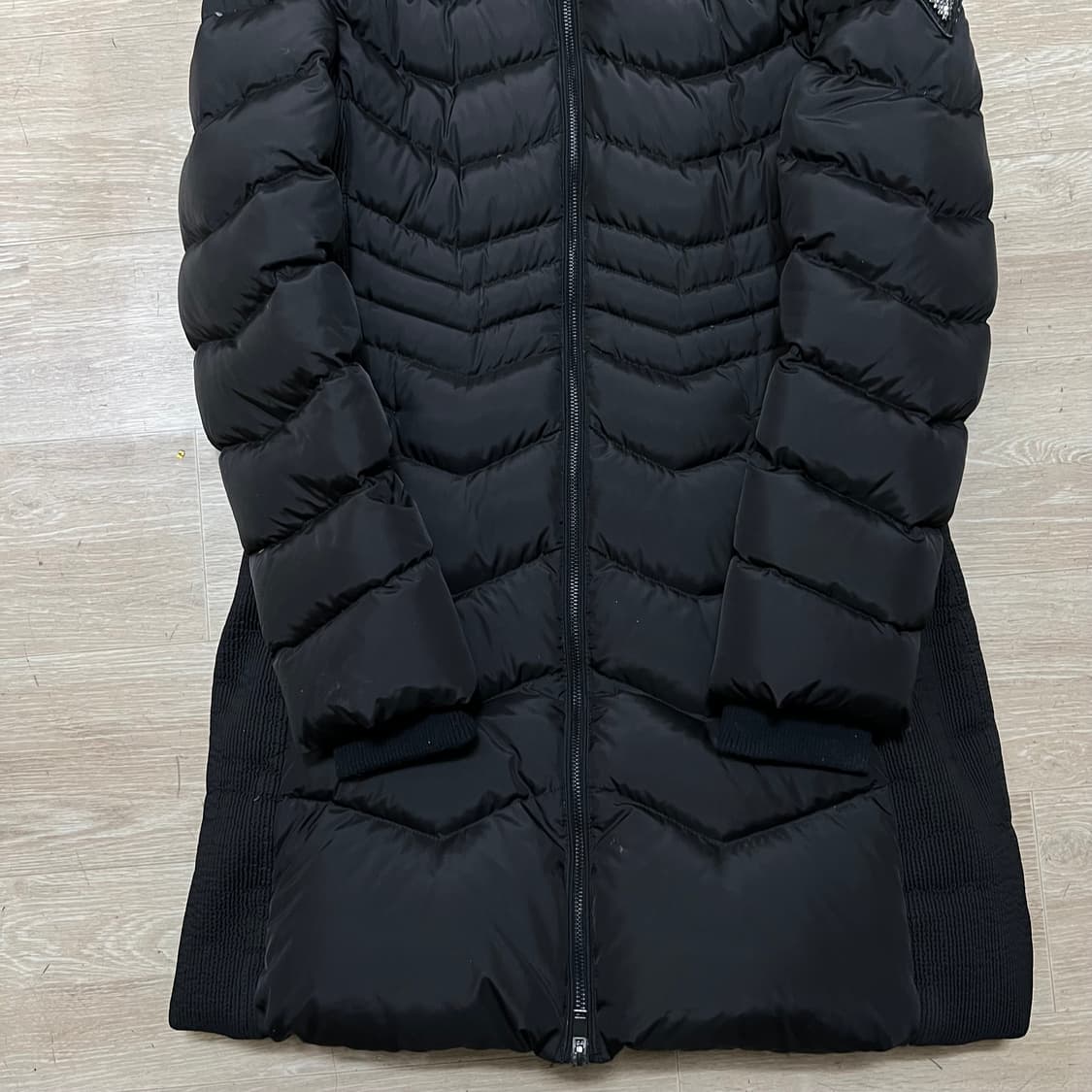 게스 여성 덕다운 와펜 쉐브론 롱패딩 점퍼 [블랙] S/90 상품이미지3