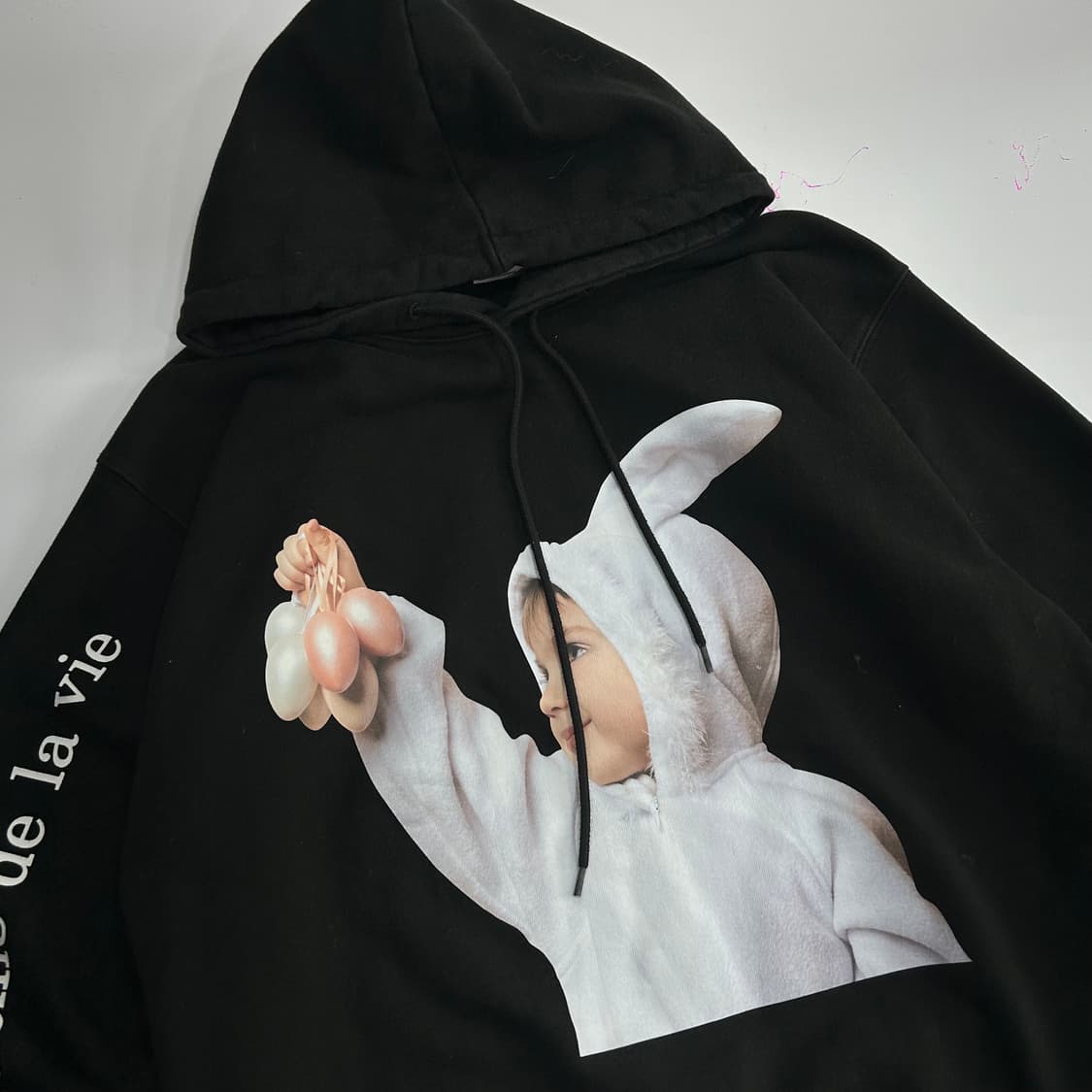 Acme de la vie 아크메드라비 사이드&백 로고 블랙 후드티  상품이미지4