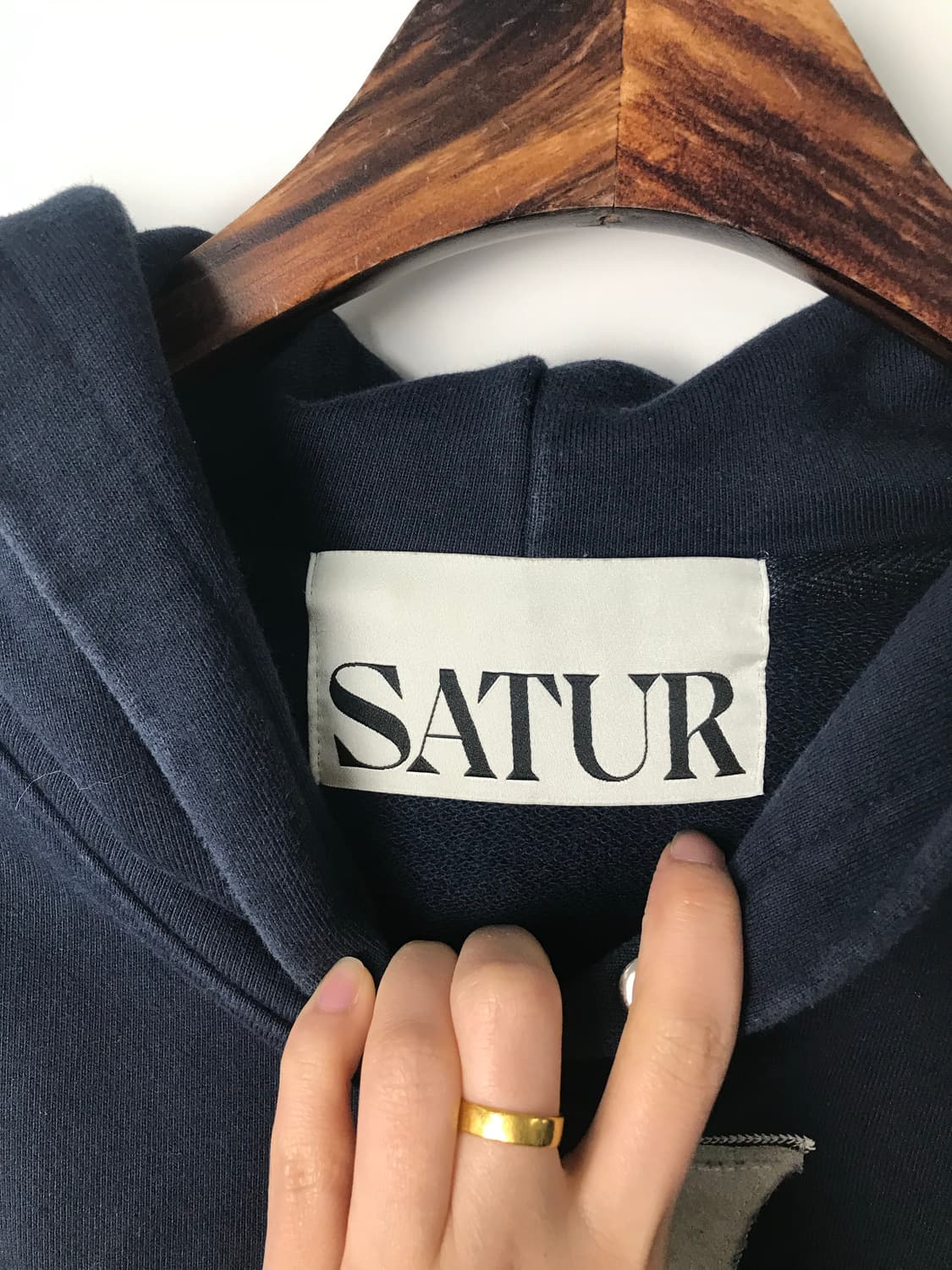 세터 아플리케 리벳 네이비 후드티 상품이미지6