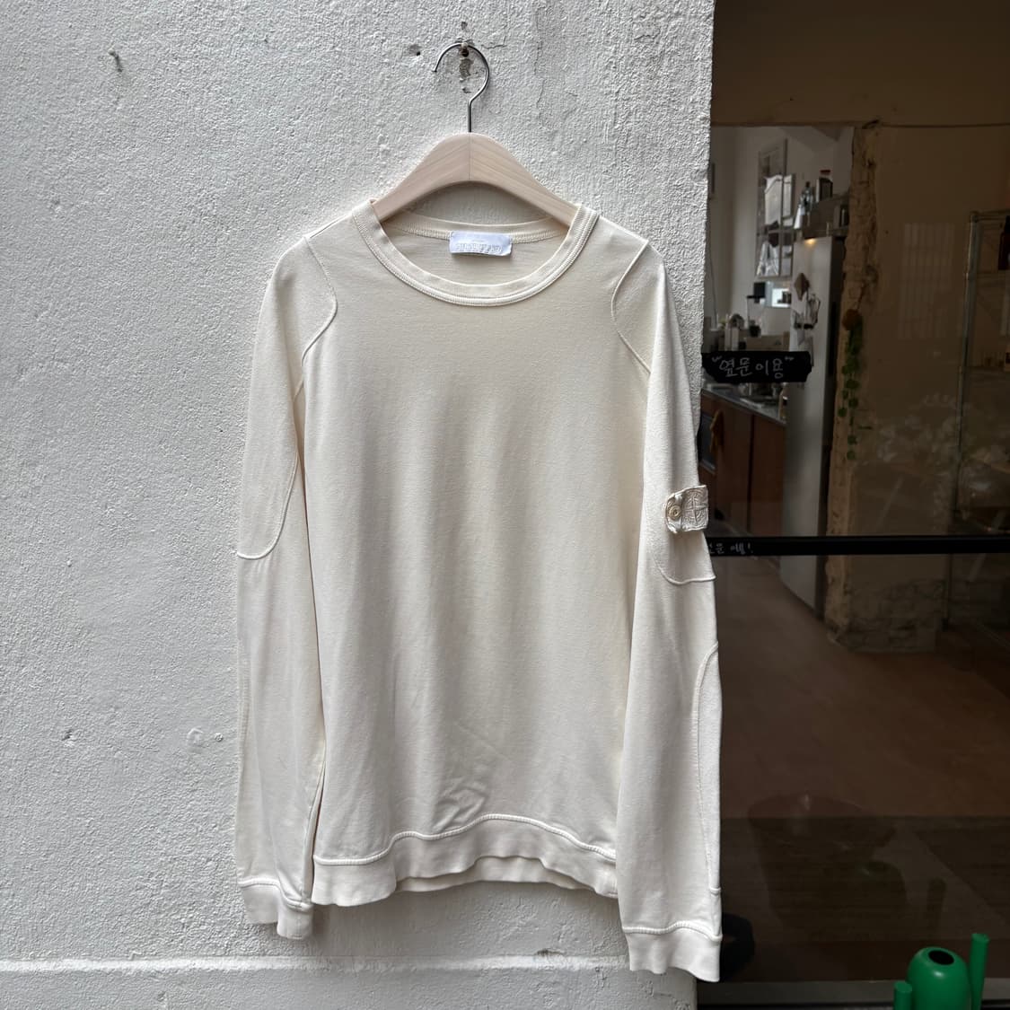 스톤아일랜드 고스트피스 화이트 뱃지 플리티드 스웻셔츠 상품이미지1