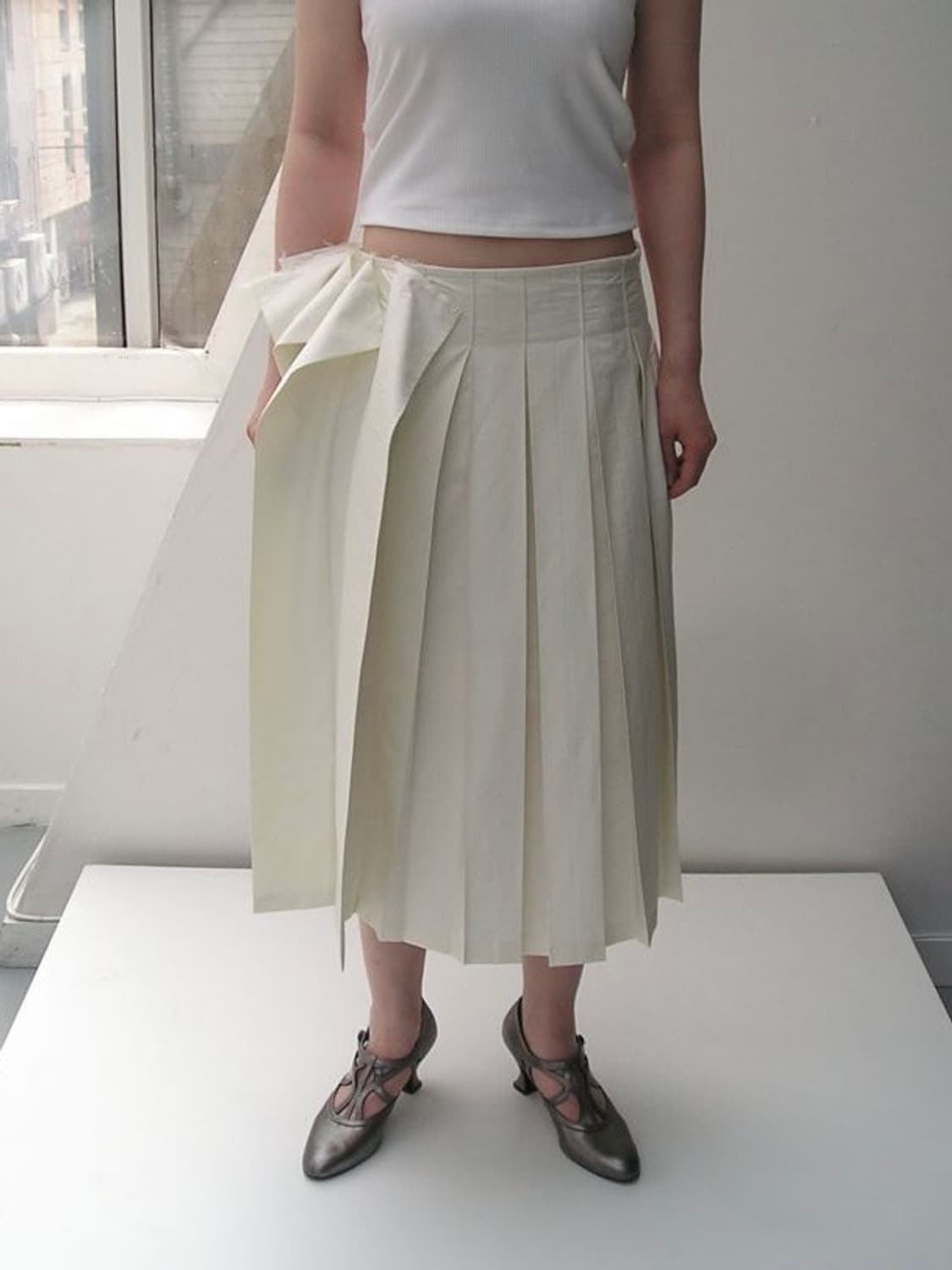 에옹쓰 offbeat pleats skirt white atelier 상품이미지1