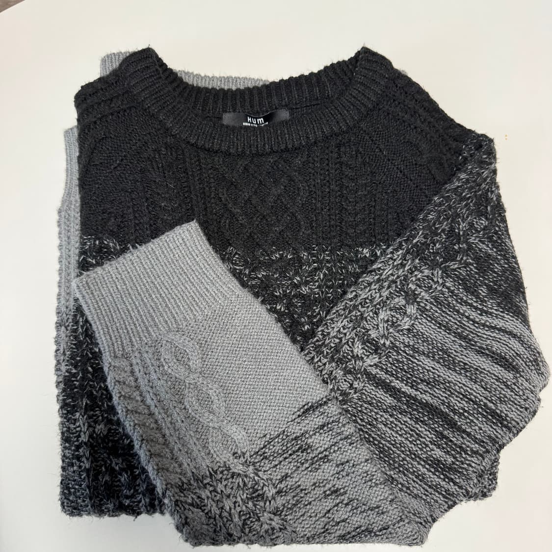 HUM 블랙그레이 그라데이션 니트 스웨터 상품이미지1