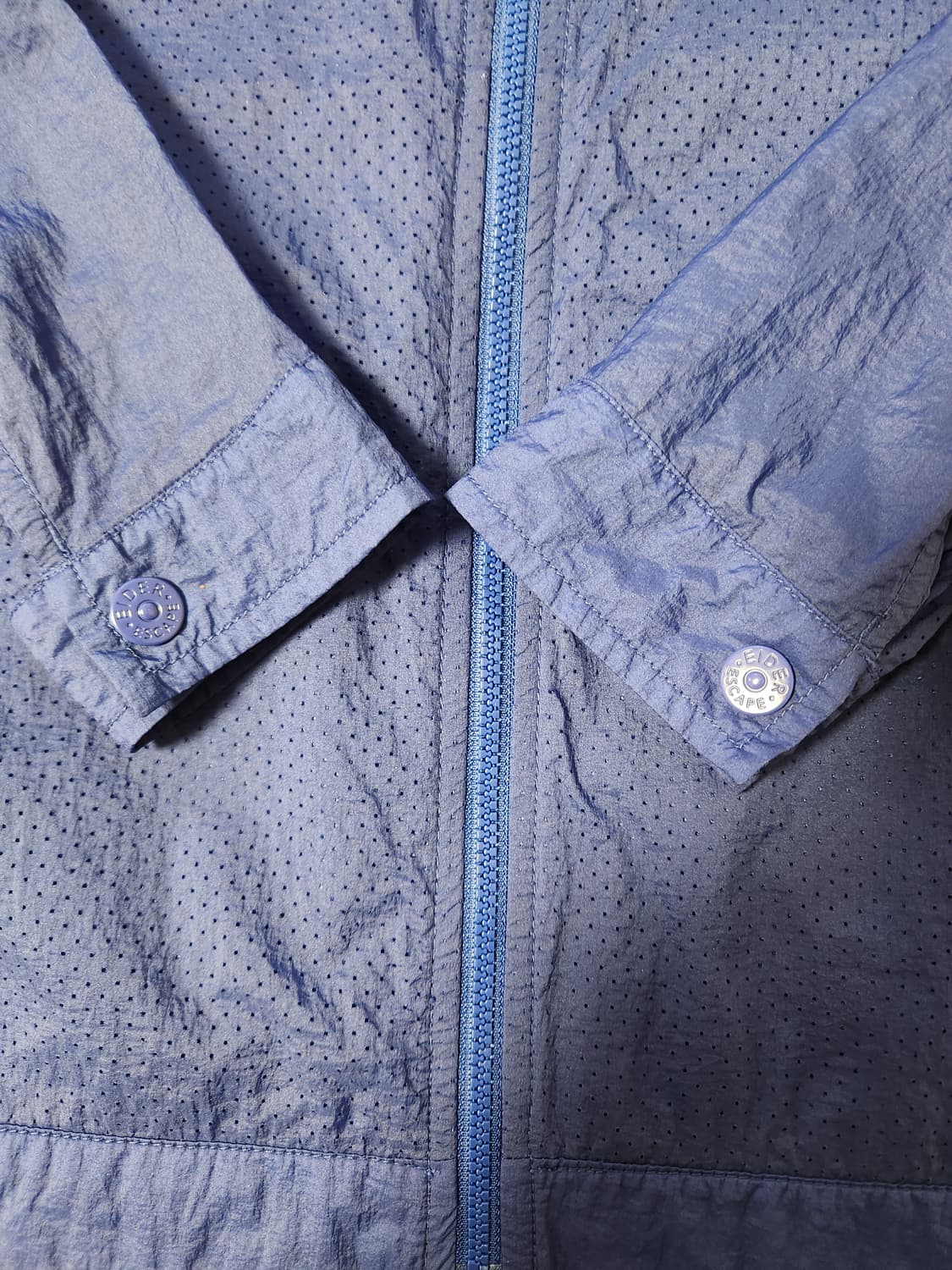 아이더 경량 후드 탈부착 바람막이(봄,여름용) 사이즈100 L

어깨로고 상품이미지8