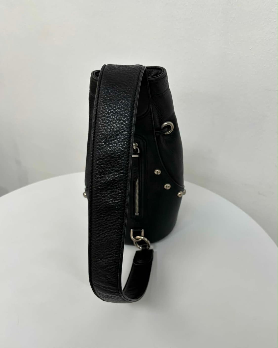 Mine 한섬 마인 소가죽 스터드 버킷 슬링백 숄더백 상품이미지4