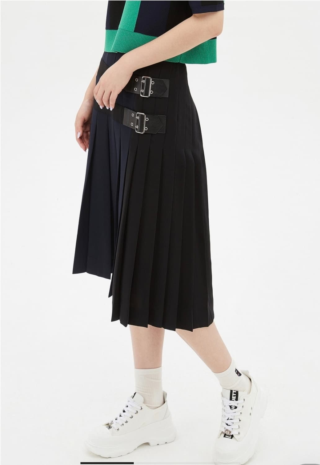 럭키슈에뜨 비대칭 플리츠 미디 스커트 - 세련된 블랙&네이비 배색 상품이미지2