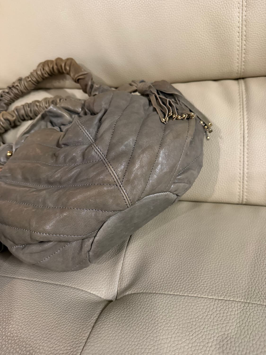 Distressed quilted detail tassel bag 상품이미지5