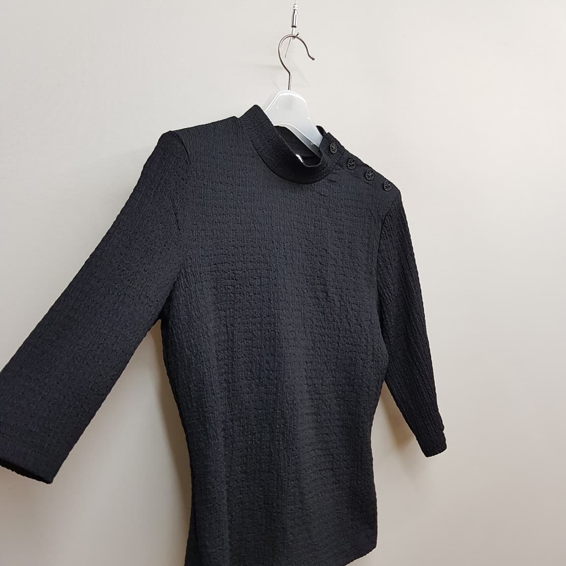 모조에스핀 2023 텍스처드 버튼 디테일 7부 슬리브 탑 M사이즈 상품이미지3