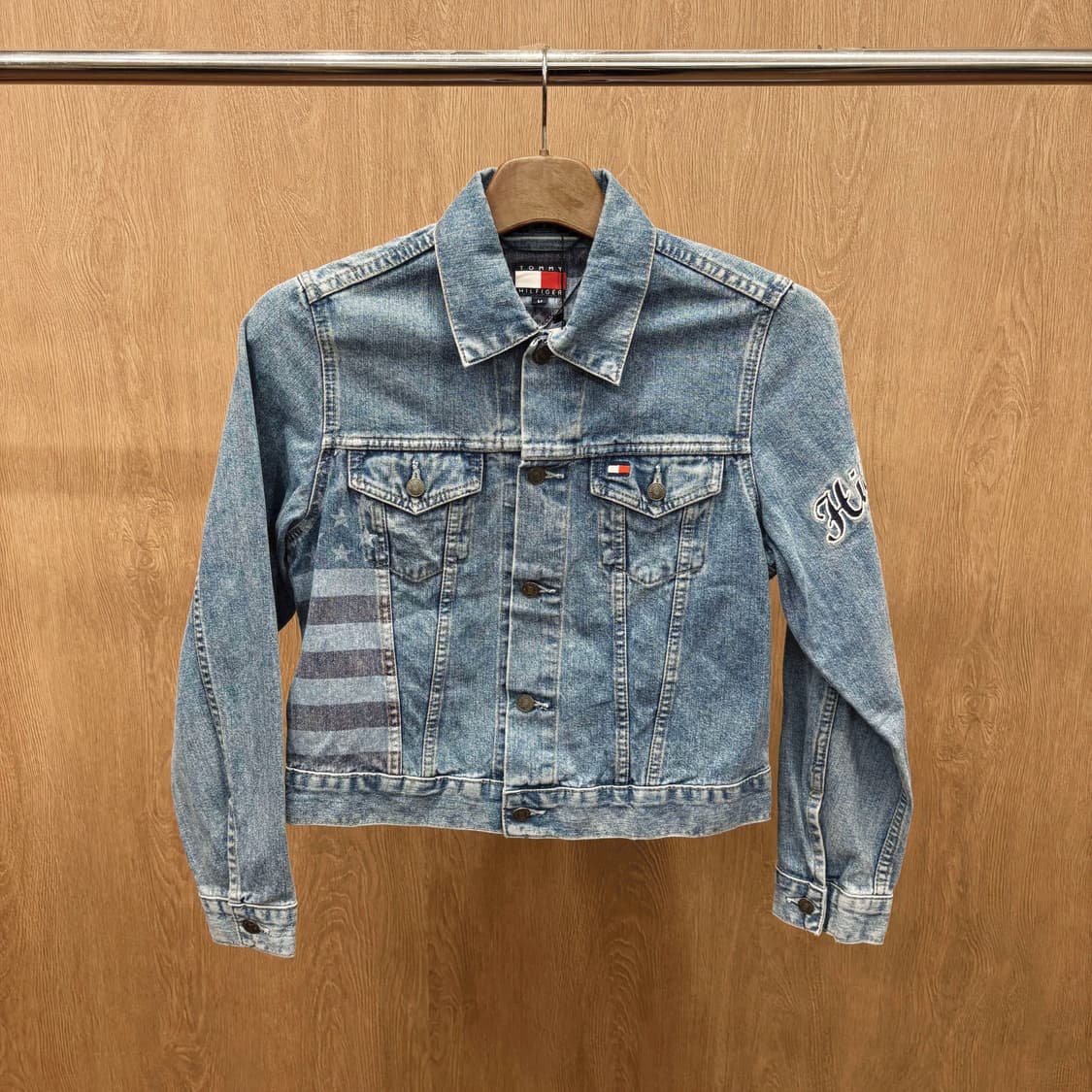 타미힐피거 데님 자켓 성조기 프린팅 로고 레터링 자수 슬리브 디테일 블루 상품이미지2