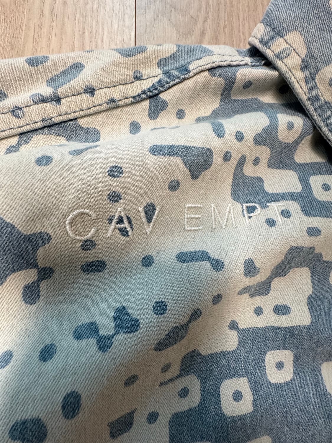 카브엠트 노이즈 프린팅 데님 자켓 상품이미지3