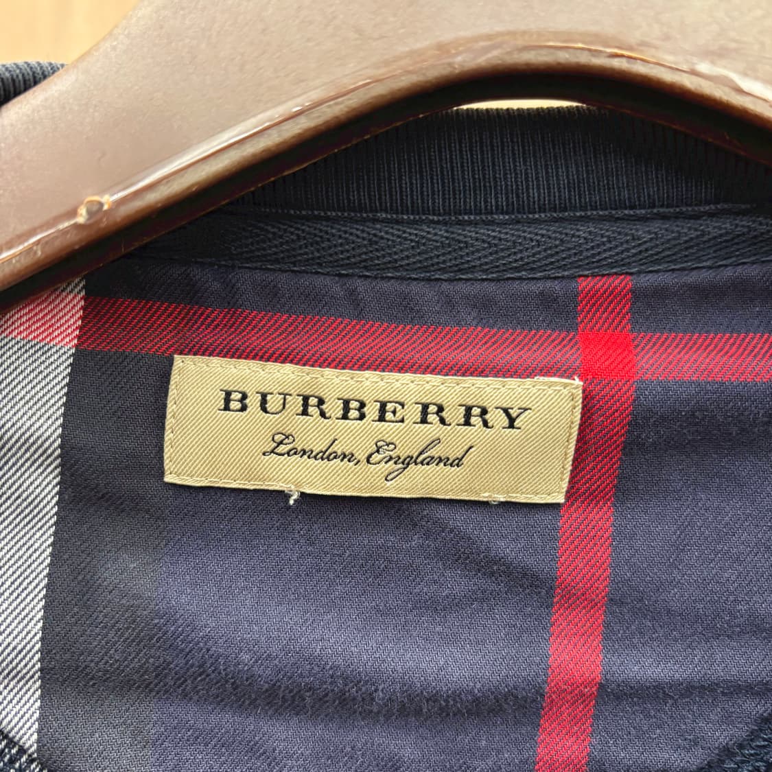 버버리 코튼 긴팔 맨투맨 클래식 톤온톤 로고 패치 스티치 디테일 네이비 상품이미지6