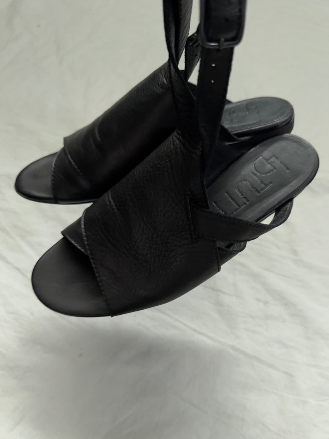 LD tuttle 아방가르드 애시매트릭 램스킨 슬링백 샌들 상품이미지4