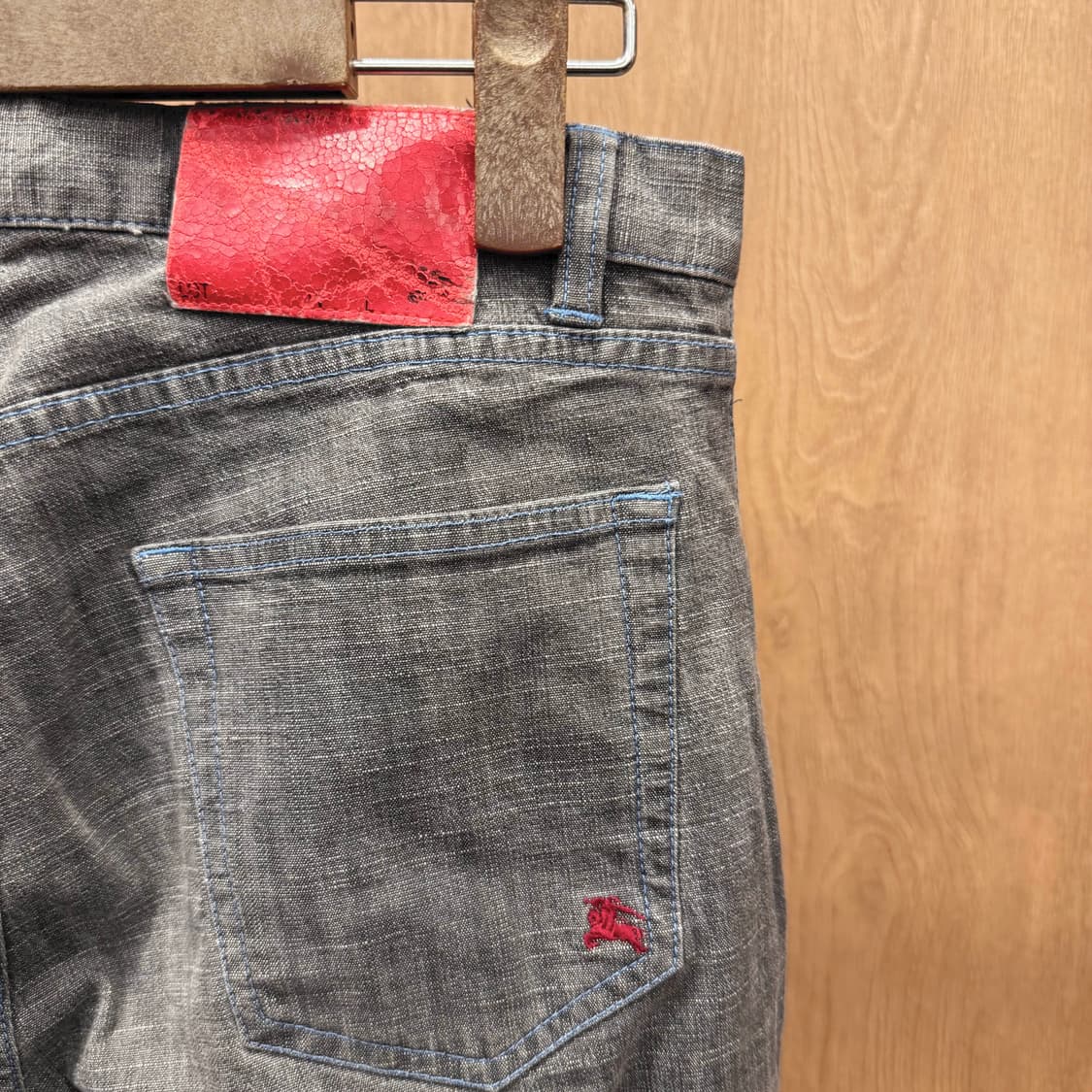 버버리 블랙 라벨 데님 팬츠 워싱 5포켓 로고 자수 디테일 그레이 상품이미지6