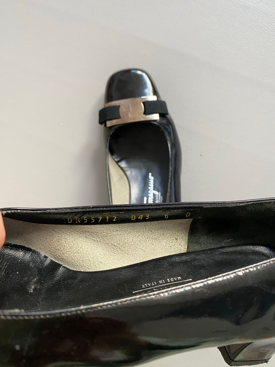 [페레가모] 블랙 에나멜 미들힐 펌프스 (6D / 230mm)(정품) 상품이미지4