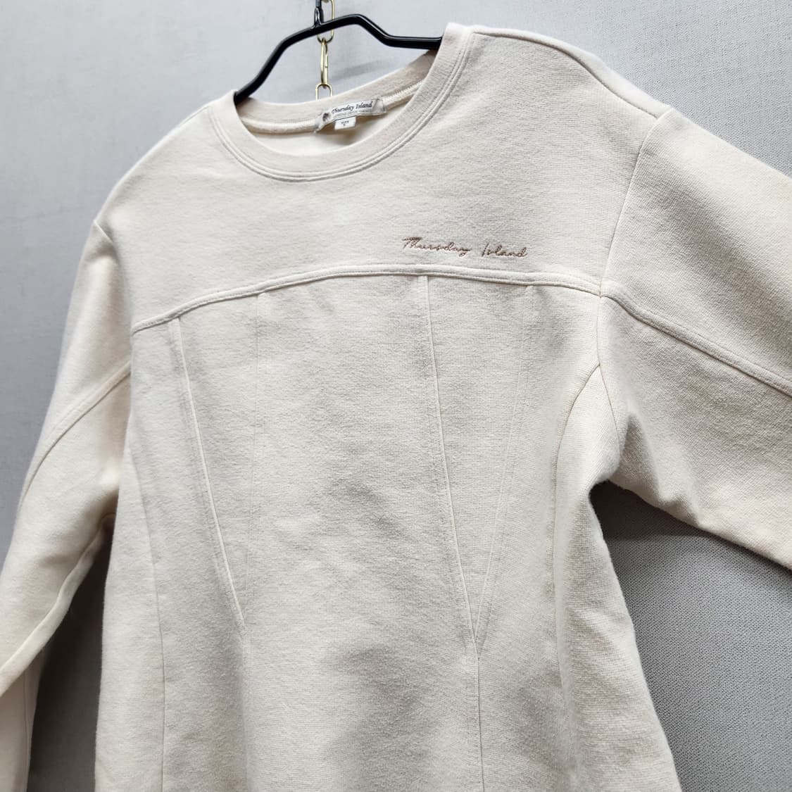 써스데이아일랜드 로고자수 맨투맨 S(S) 상품이미지3