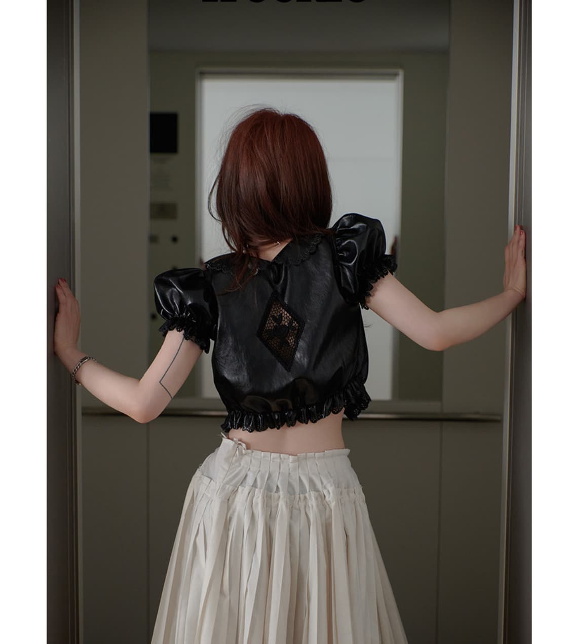 프레클 rose cropped blouse in leather 상품이미지2