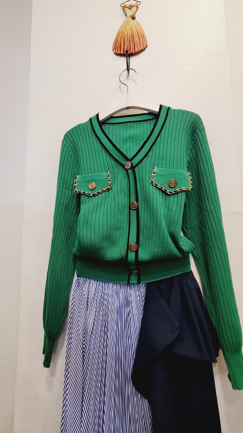 그린 체인 브이넥니트.  지고트 언발스커트 상품이미지2