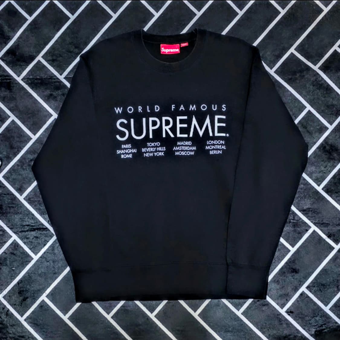 슈프림 월드 페이머 스 레터링 블랙 크루넥 맨투맨 상품이미지1