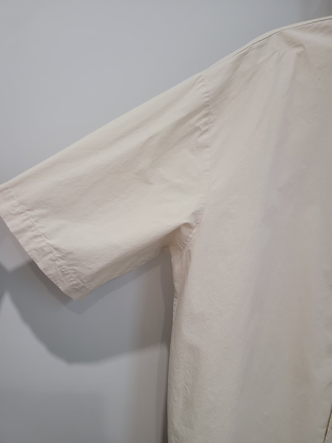 아르반 Areuban 오버핏 하프 셔츠_라이트 베이지 M사이즈 상품이미지5