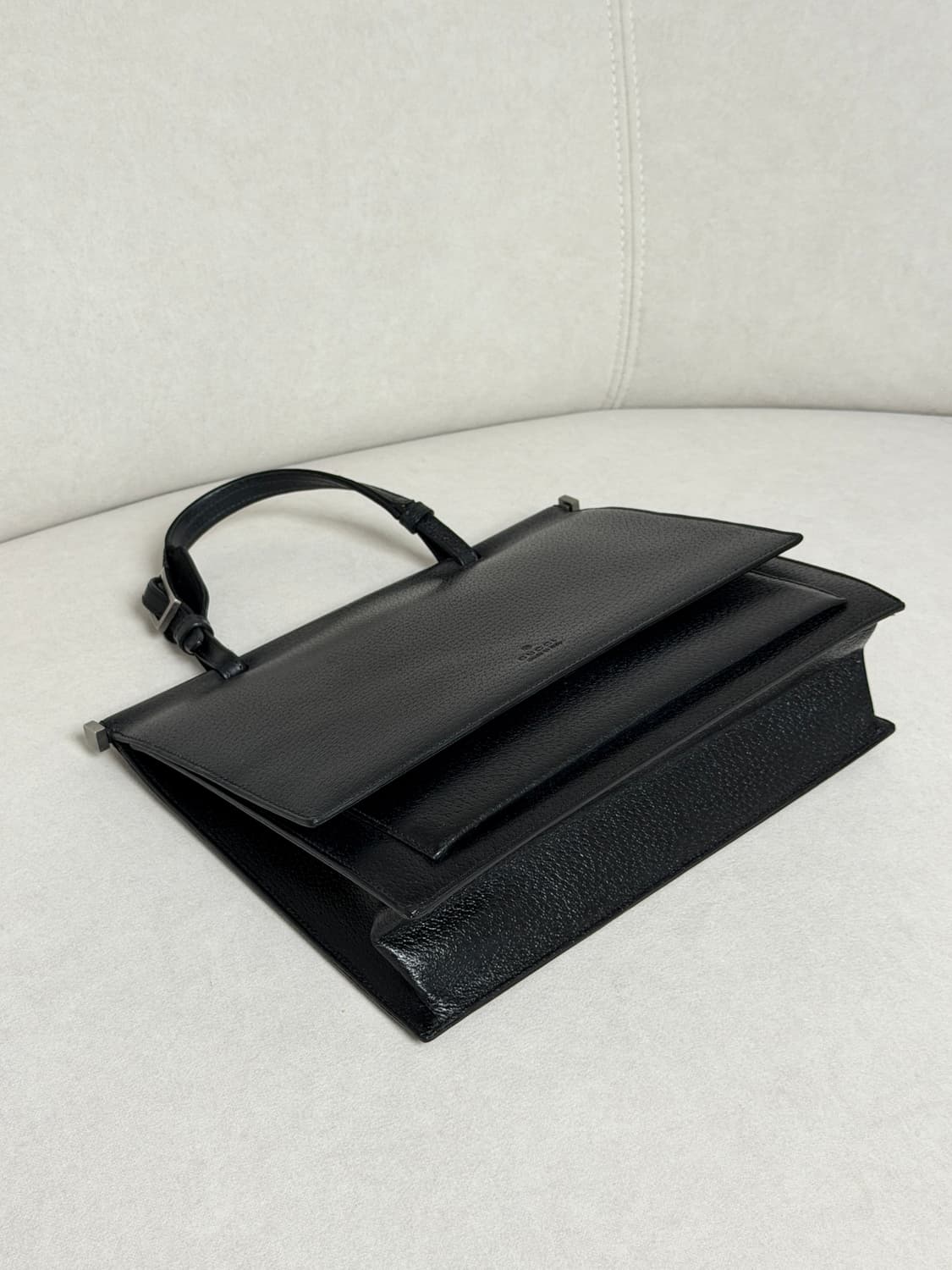 구찌 텍스처드 레더 메탈 바 탑 핸들 토트백 상품이미지5