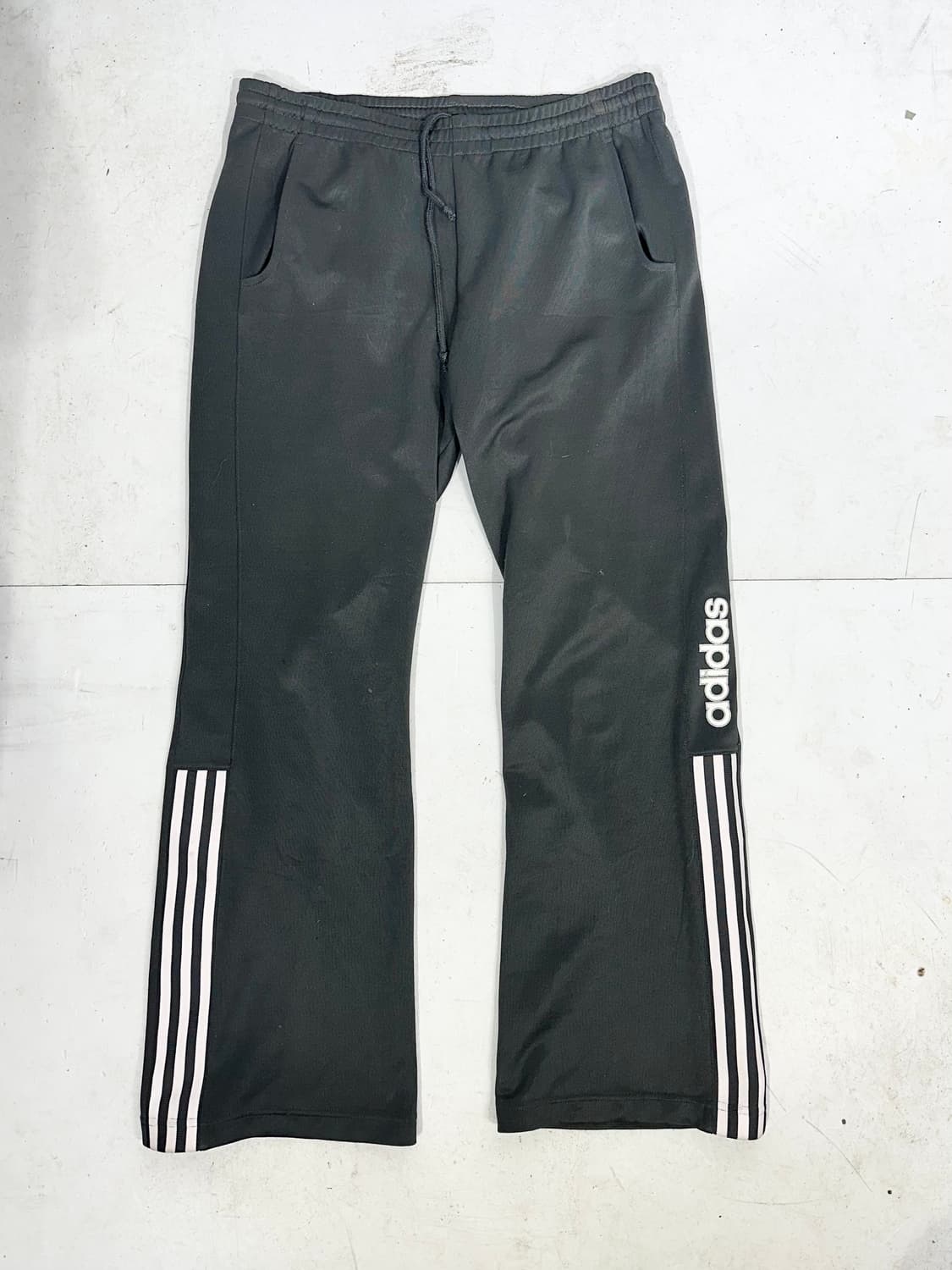 아디다스 차콜 화이트 삼선 사이드 로고 와이드 부츠컷 대대장 팬츠 L 상품이미지4