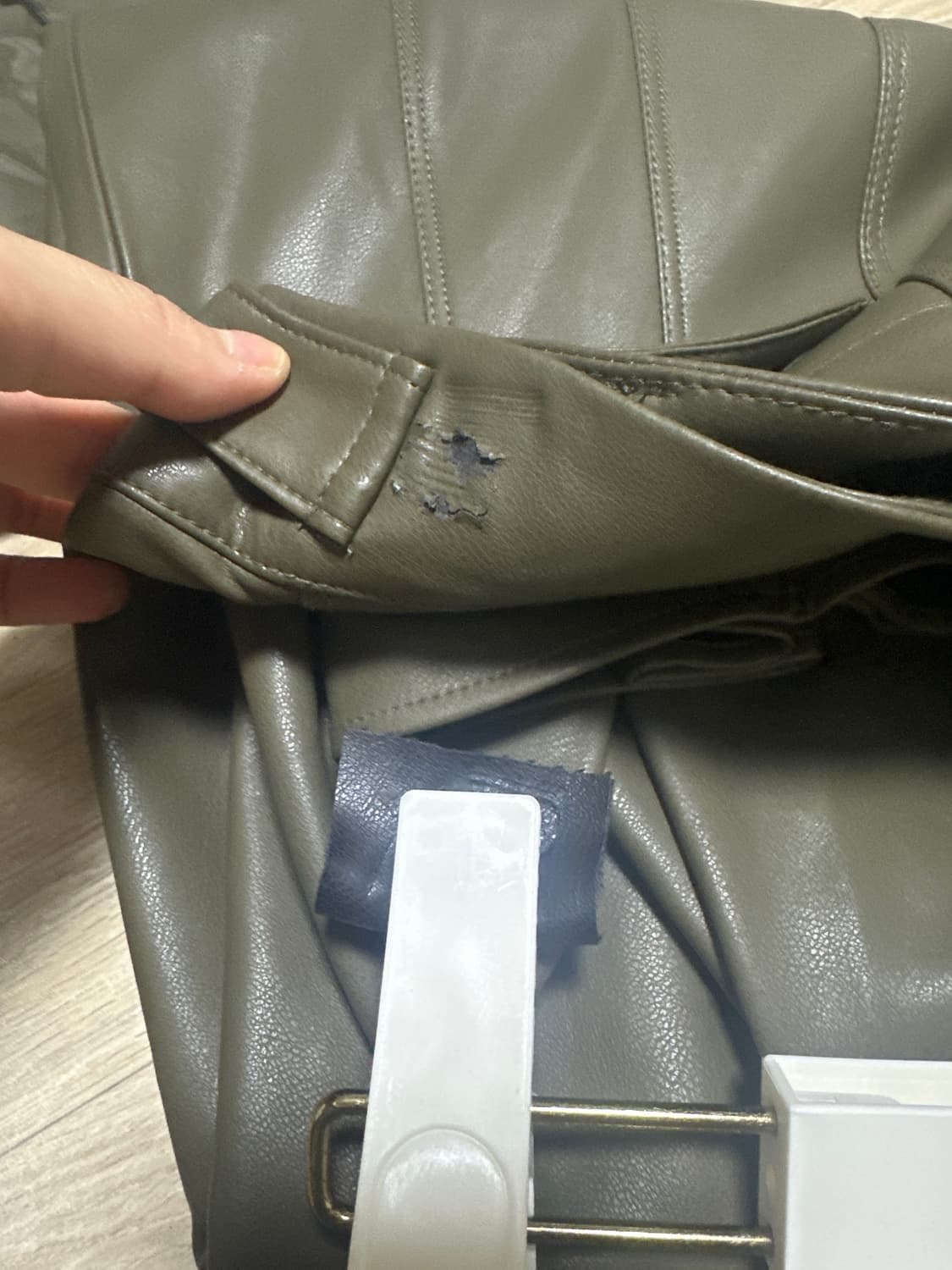 KUME_FAUX LEATHER BLOUSE, KHAKI 상품이미지7