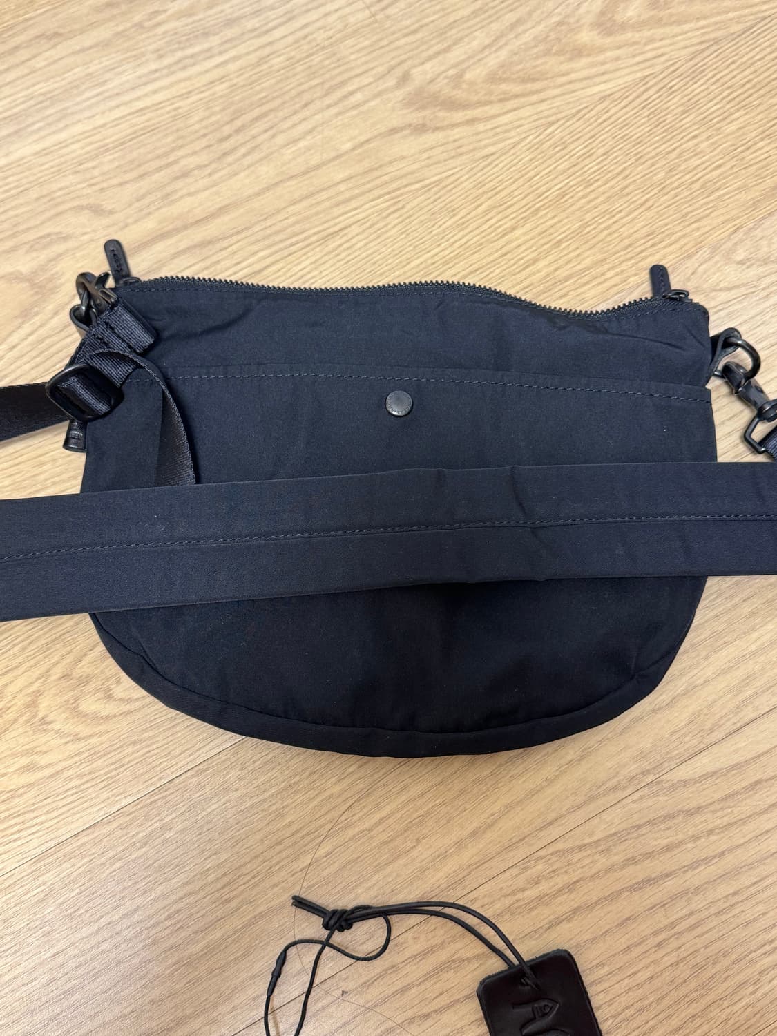 아미아칼바 개버딘 바디백 블랙 S 상품이미지8