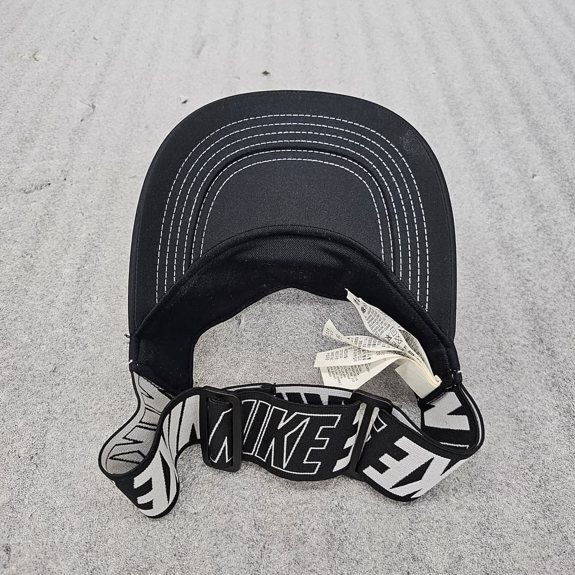 나이키 로고가 돋보이는 블랙 색상의 썬캡 상품이미지6