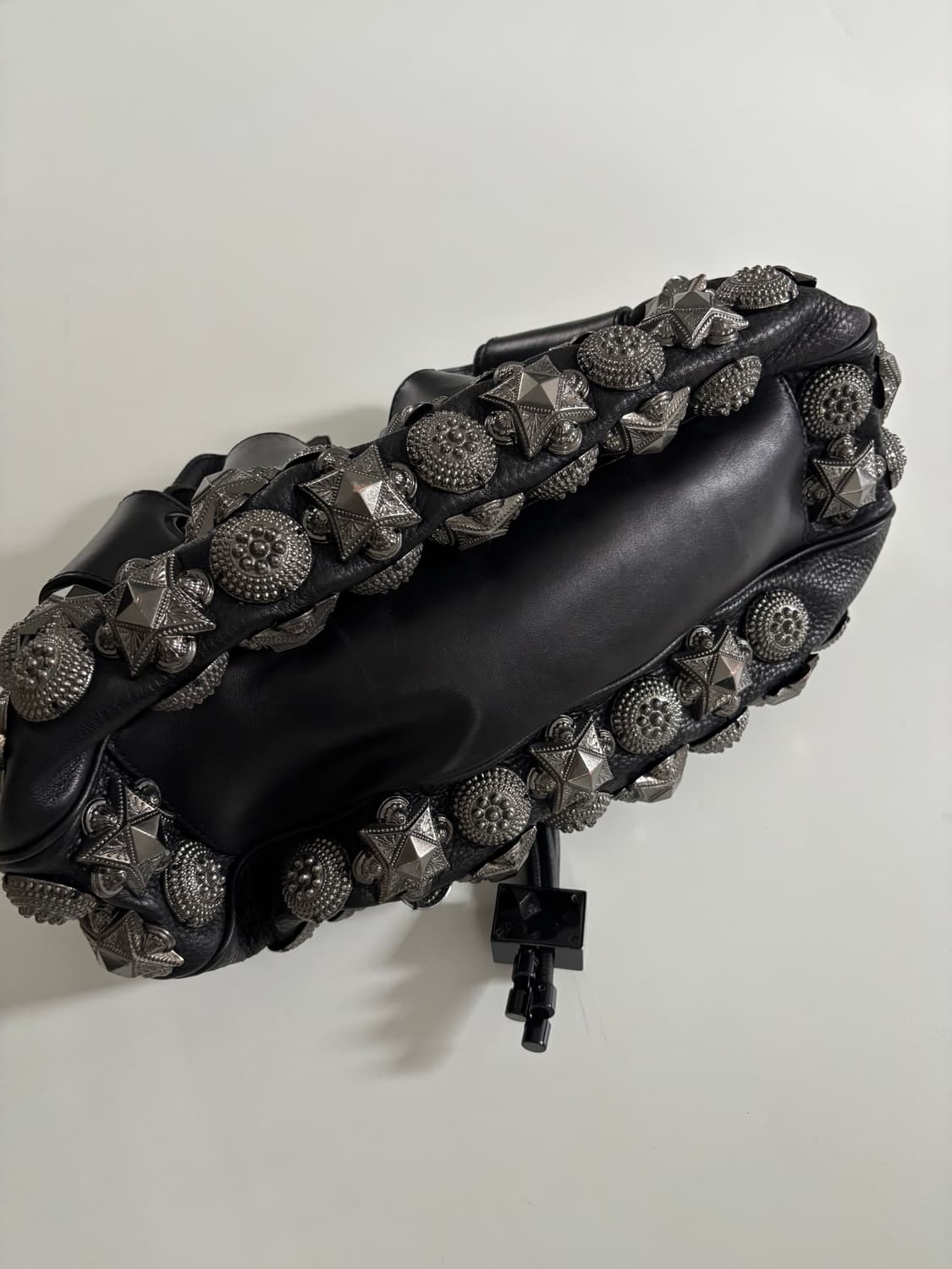 Burberry 버버리 블랙 큐빅 스터드 백 상품이미지6