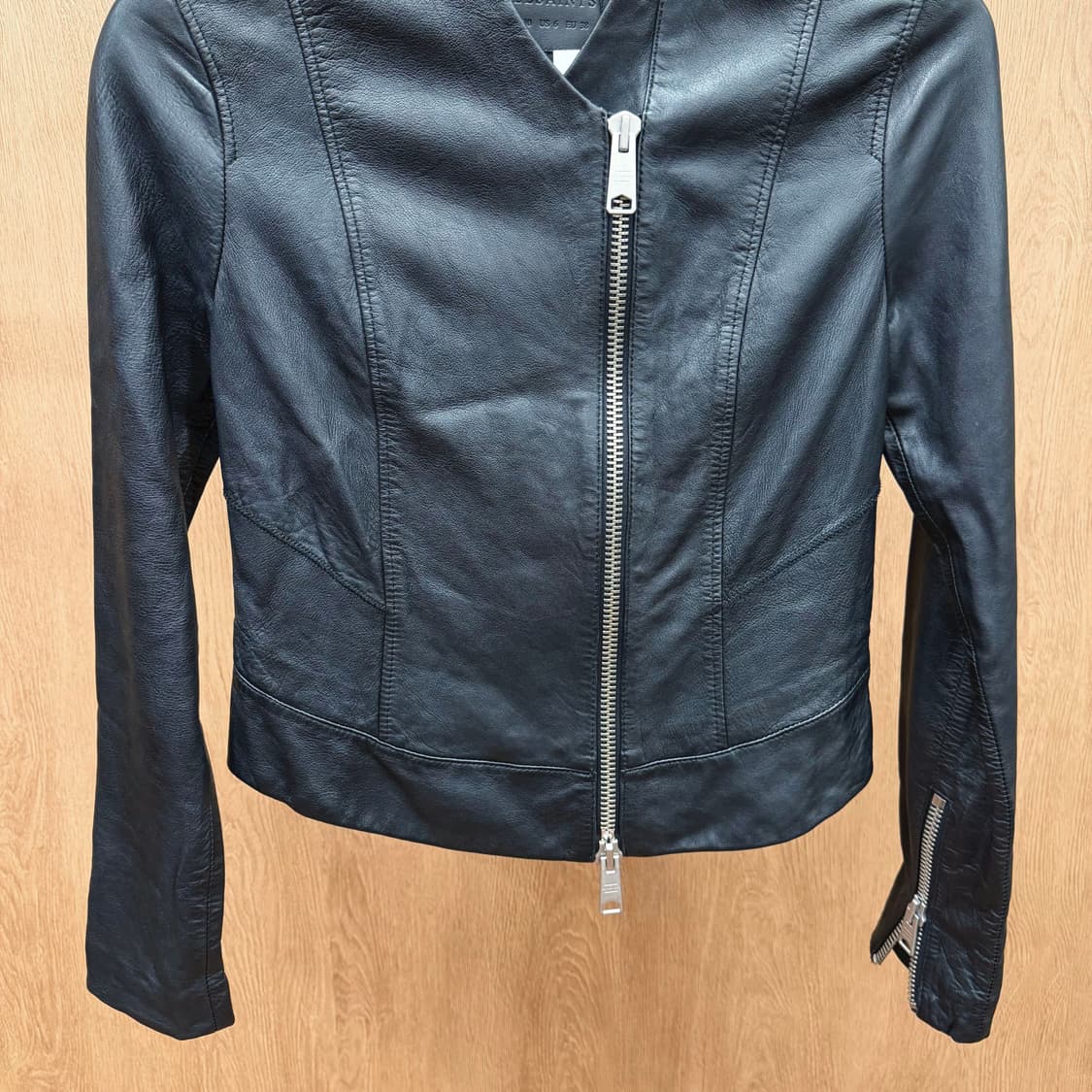 올세인츠 긴팔 레더 자켓 스탠드 카라 미니멀 모토 사선 지퍼 디테일 블랙 상품이미지5