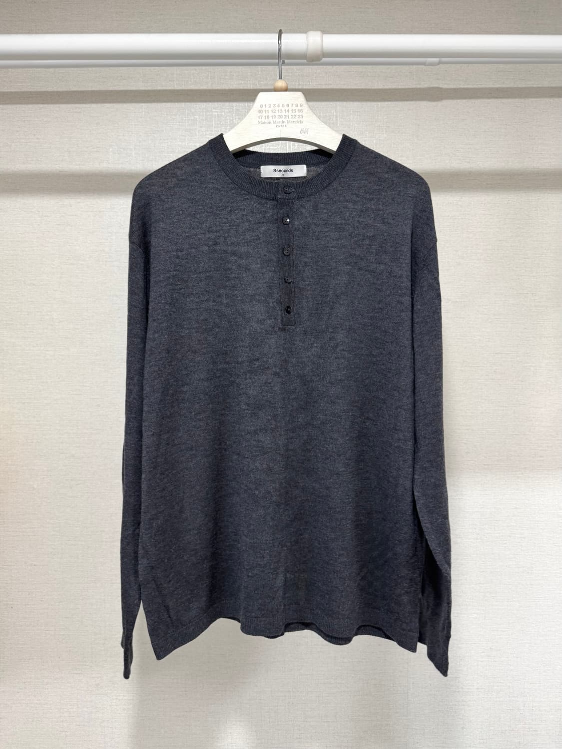 [홍태준•착용] 에잇세컨즈 솔리드 헨리넥 버튼 니트 상품이미지1