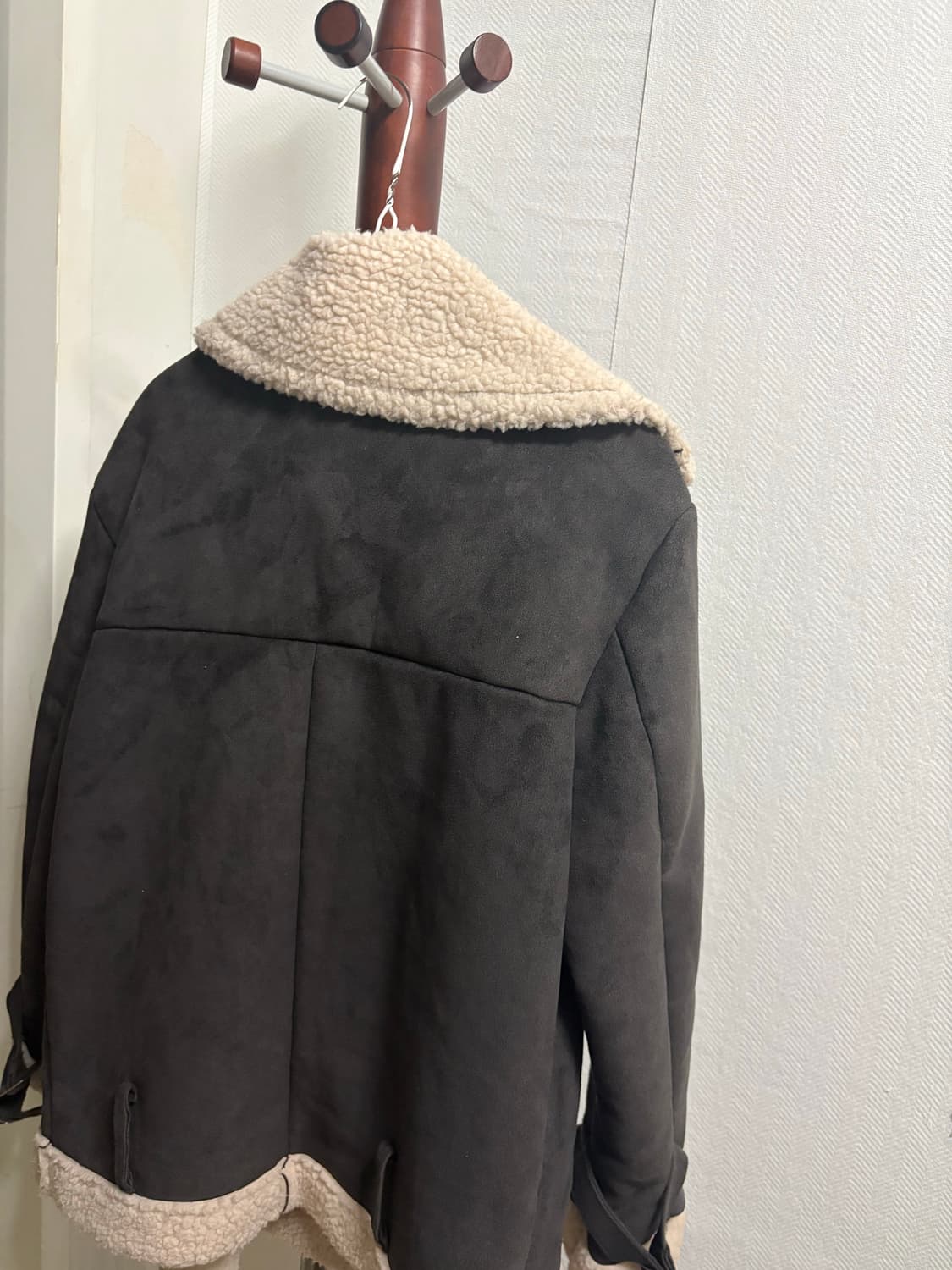 STEADY SELLER 블랙 무스탕 자켓 상품이미지3