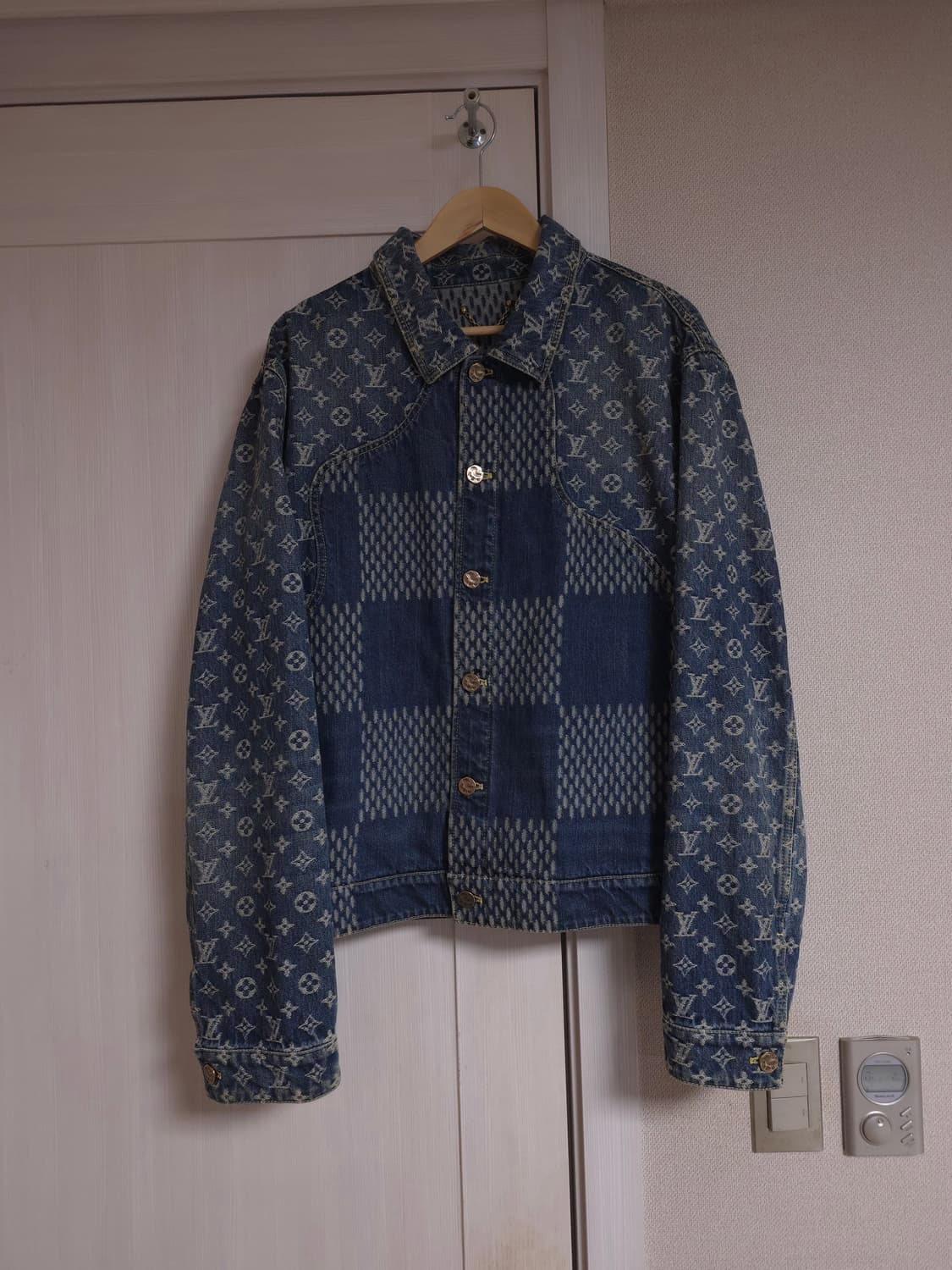 [56] 루이비통 니고 모노그램 연청 데님 트러커 자켓 상품이미지1