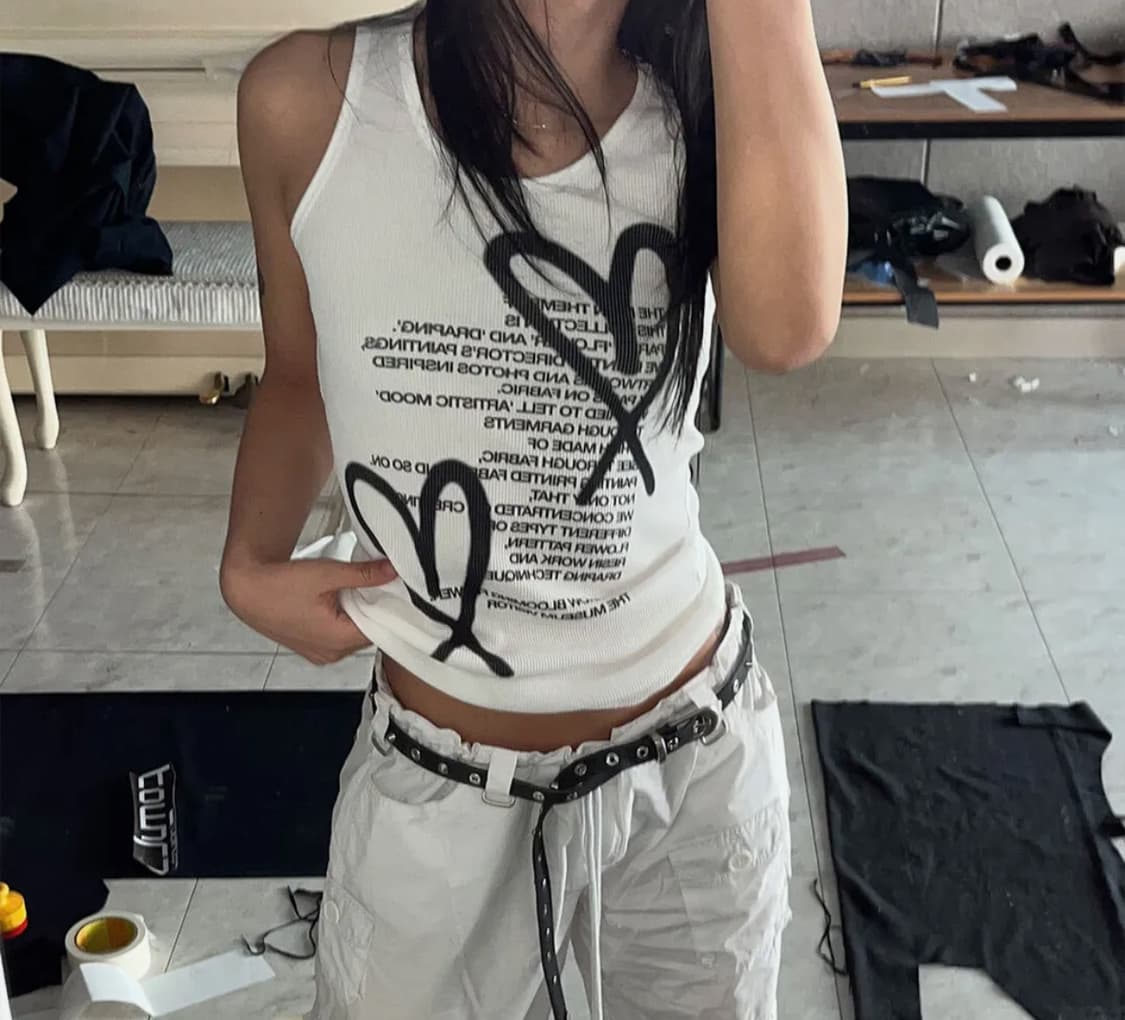 더 뮤지엄 비지터 하트 프린티드 슬리브리스 상품이미지1