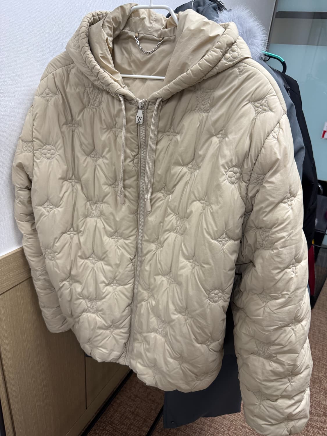 24FW 루이비통 모노그램 퀄티드 후드 패딩 자켓 베이지 상품이미지2