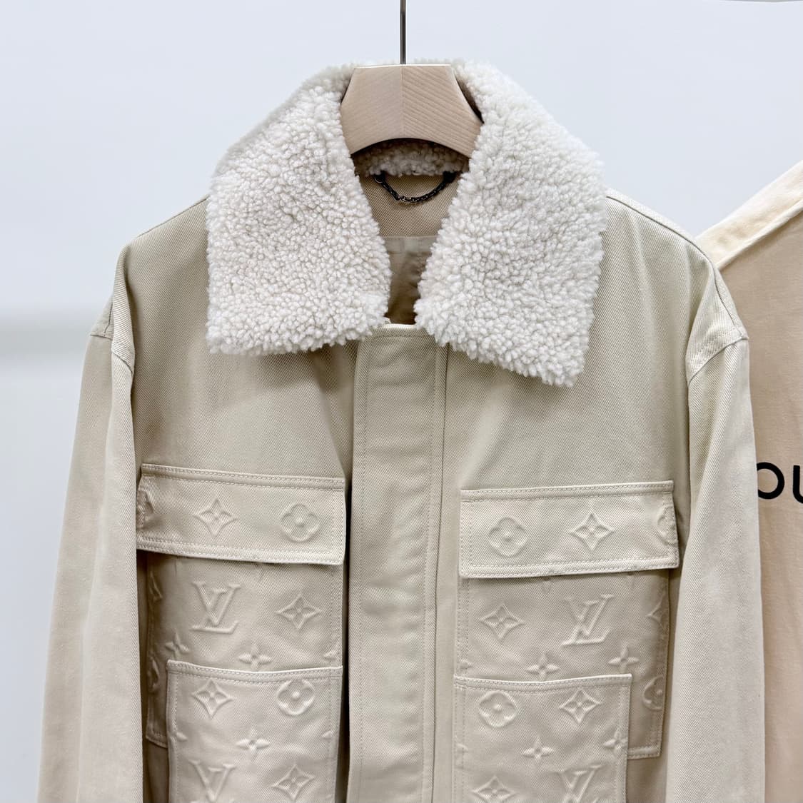 [S+급/50] 루이비통 모노그램 워크웨어 시어링 퍼 자켓 아이보리 상품이미지3