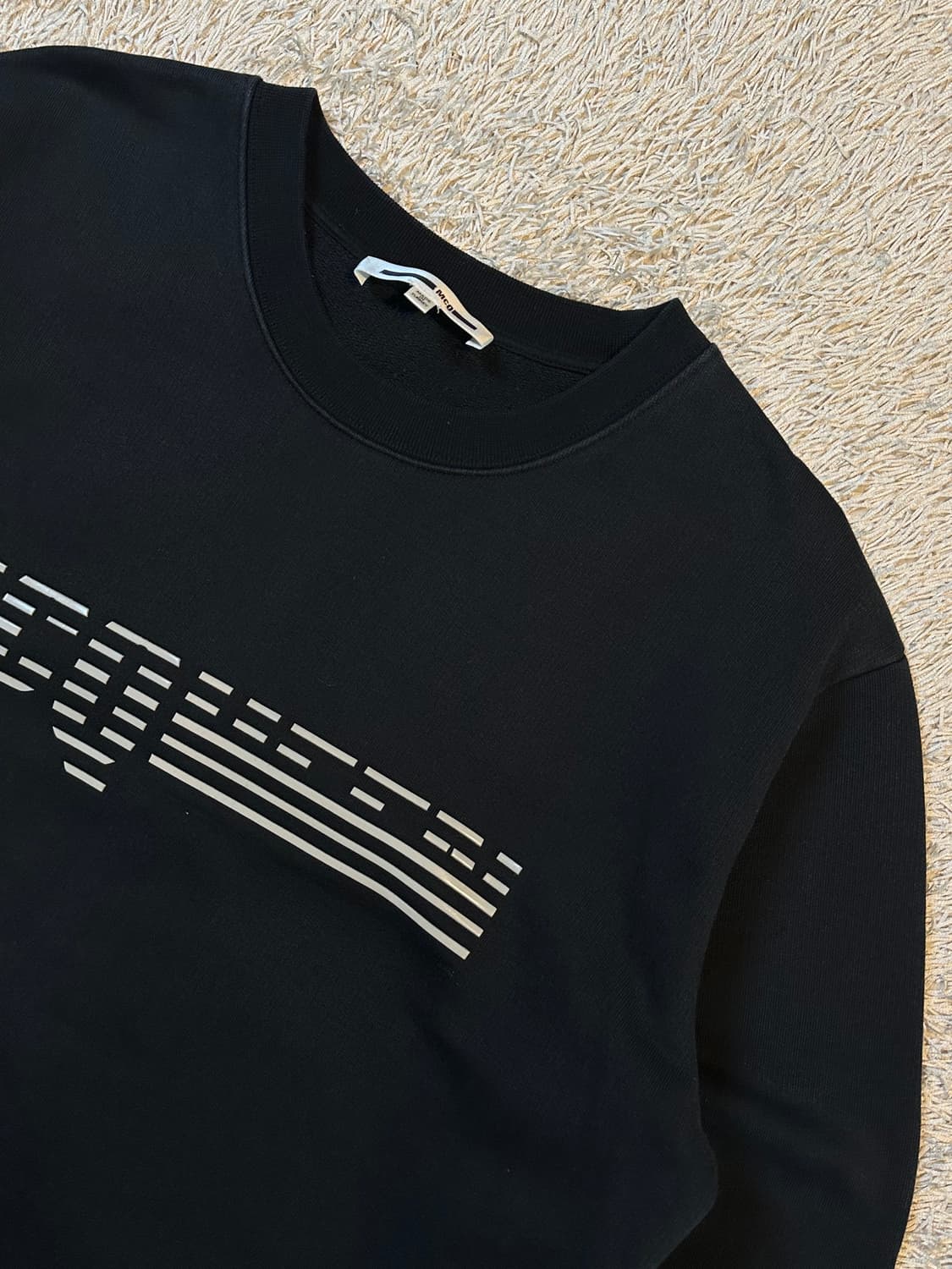 알렉산더 맥퀸 그래피티 로고 맨투맨 블랙 상품이미지2