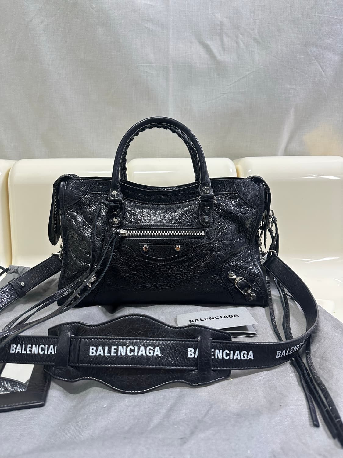 [A+ 정품] 발렌시아가 시티 모터백 스몰 로고스트랩 상품이미지7