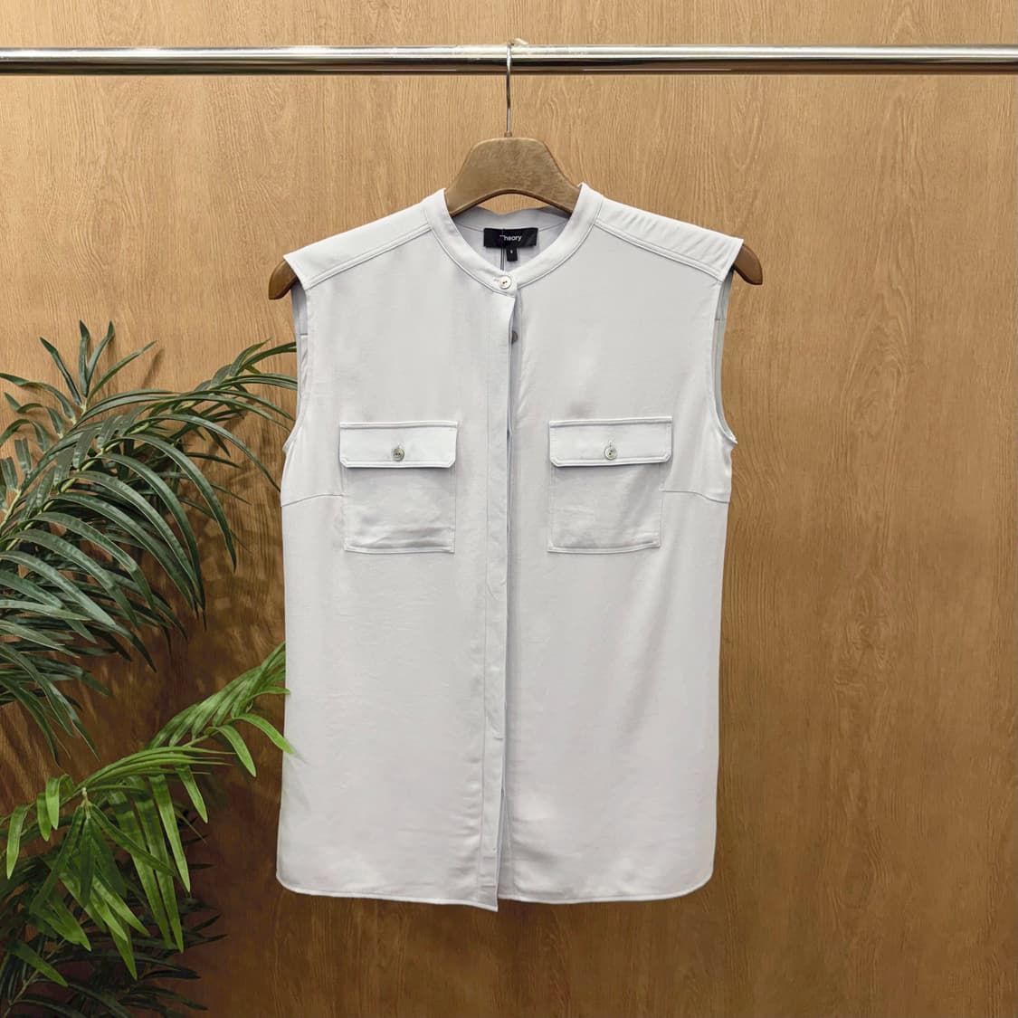 띠어리 슬리브리스 블라우스 밴드 카라 포켓 플리츠 디테일 라이트 블루 상품이미지1