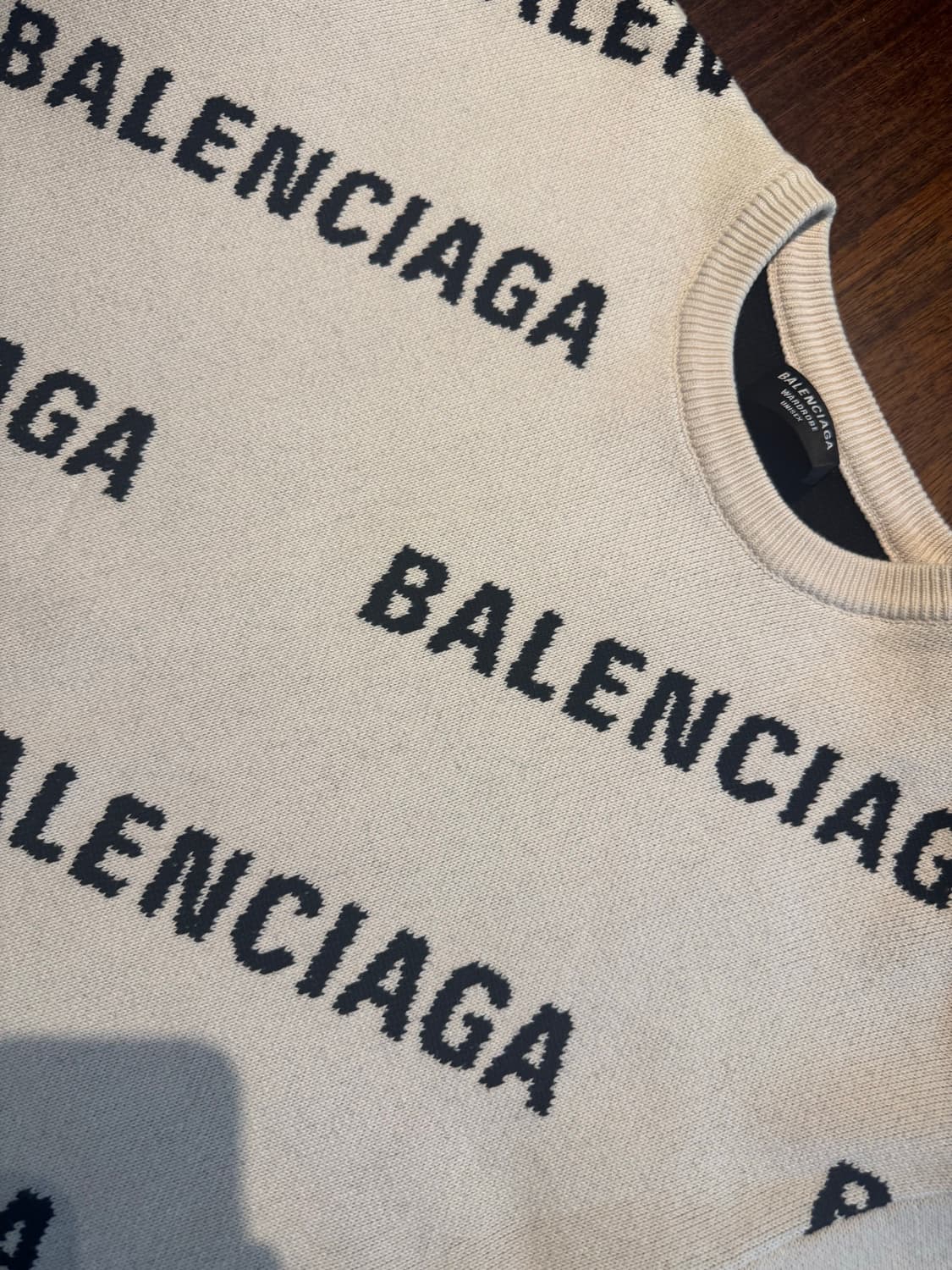 발렌시아가 올오버 로고 크루넥 아이보리 니트 L (정품) 상품이미지5