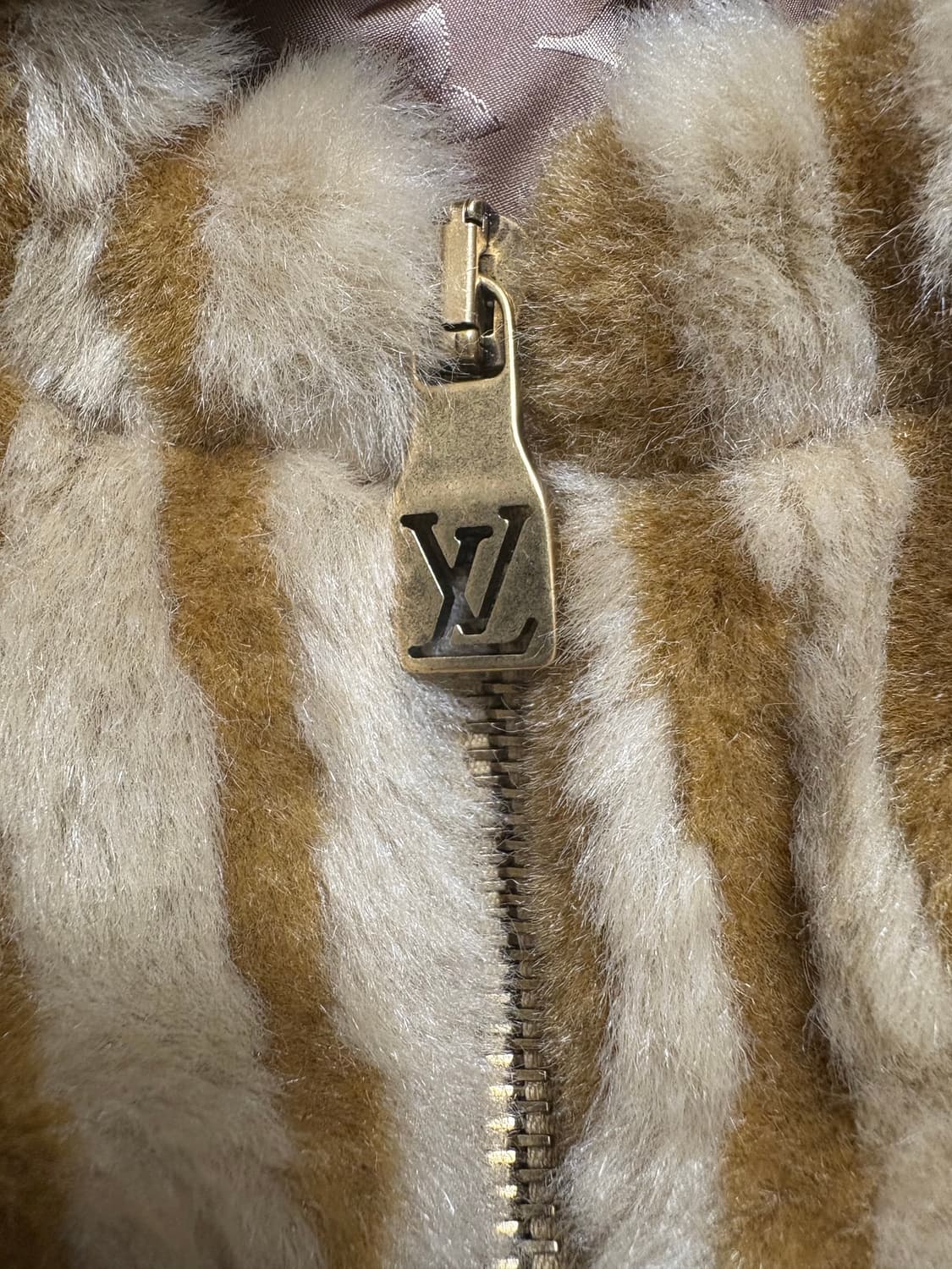 루이비통 백화점판 퍼 플리스 후디드 자켓 상품이미지4